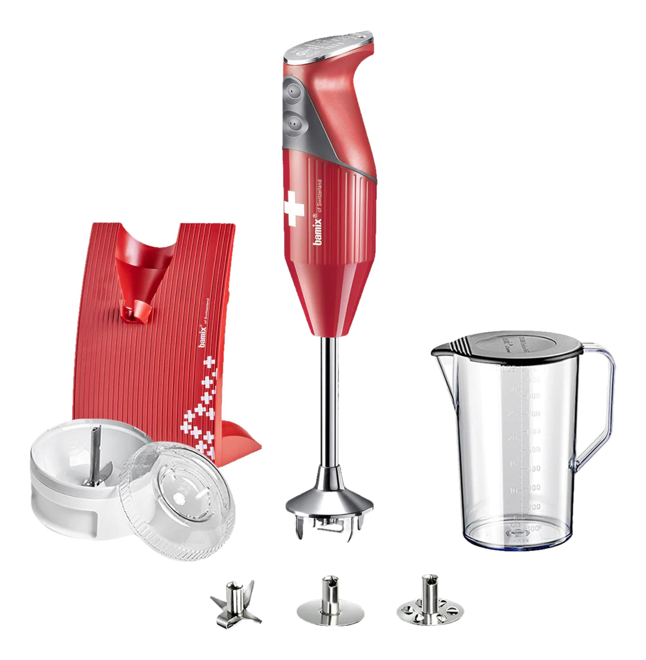 Ein roter Handmixer von Bamix mit Zubehör, darunter ein Messbecher und Aufsätze.