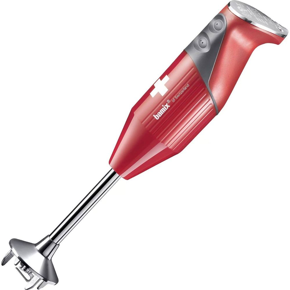 Ein roter Stabmixer mit silbernem Schaft und Klingen. Bamix Schweiz.