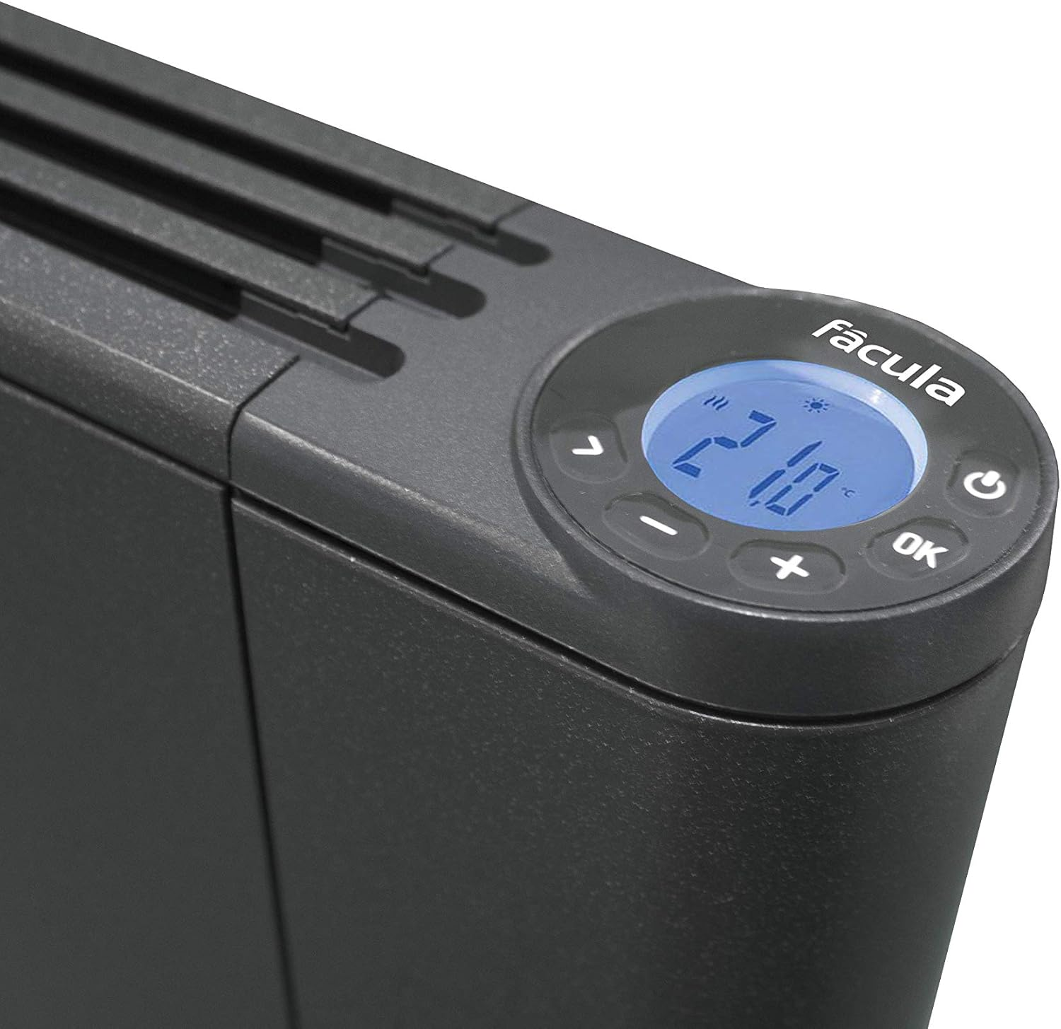 Una estufa negra con pantalla digital que muestra 21 grados Celsius.