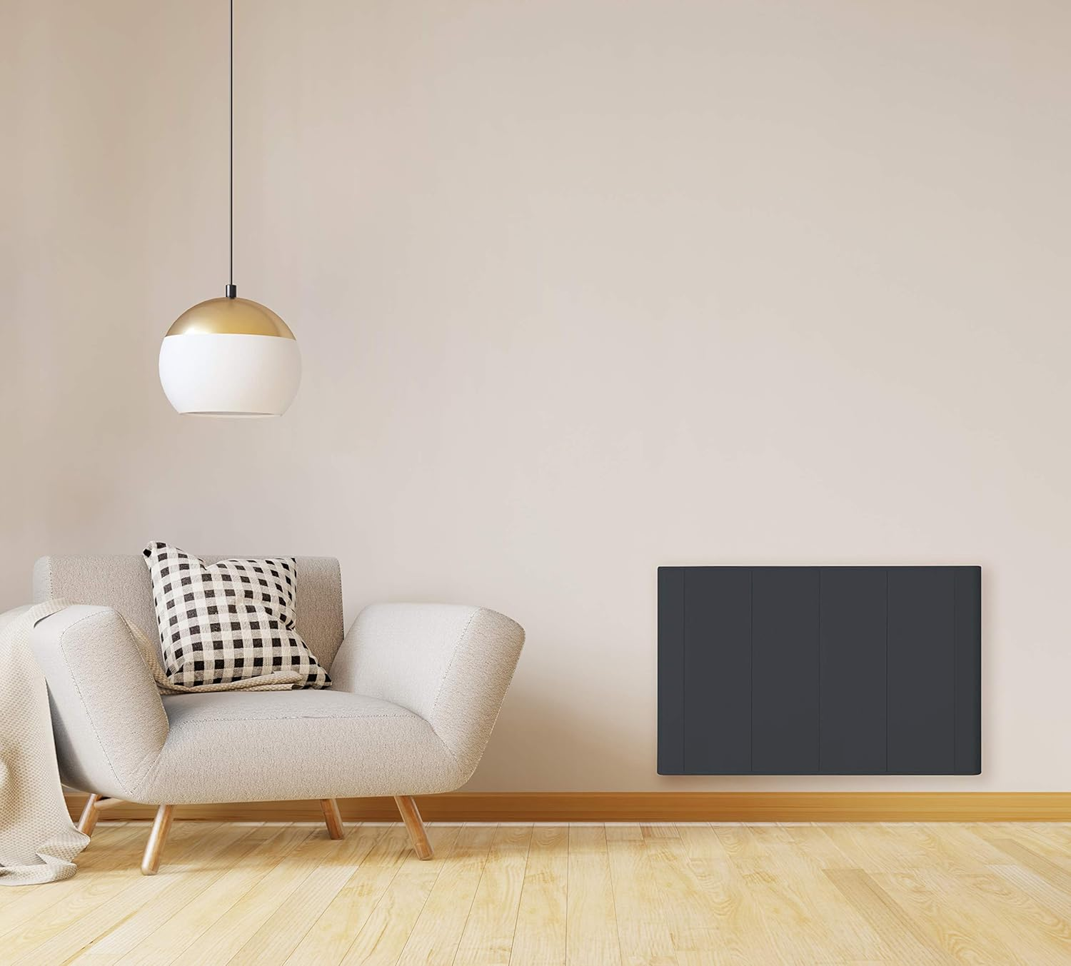 Un radiador gris cuelga en una pared crema sobre un suelo de madera. A la izquierda hay un sillón.