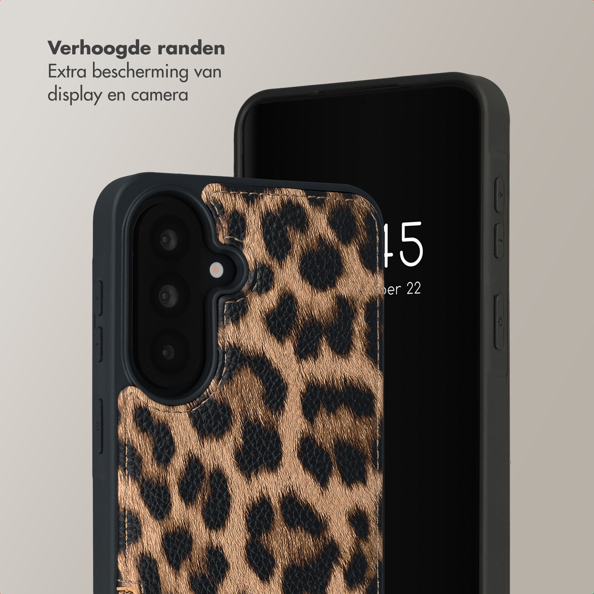 Un téléphone avec une coque léopard aux bords surélevés pour protéger appareil photo et écran.