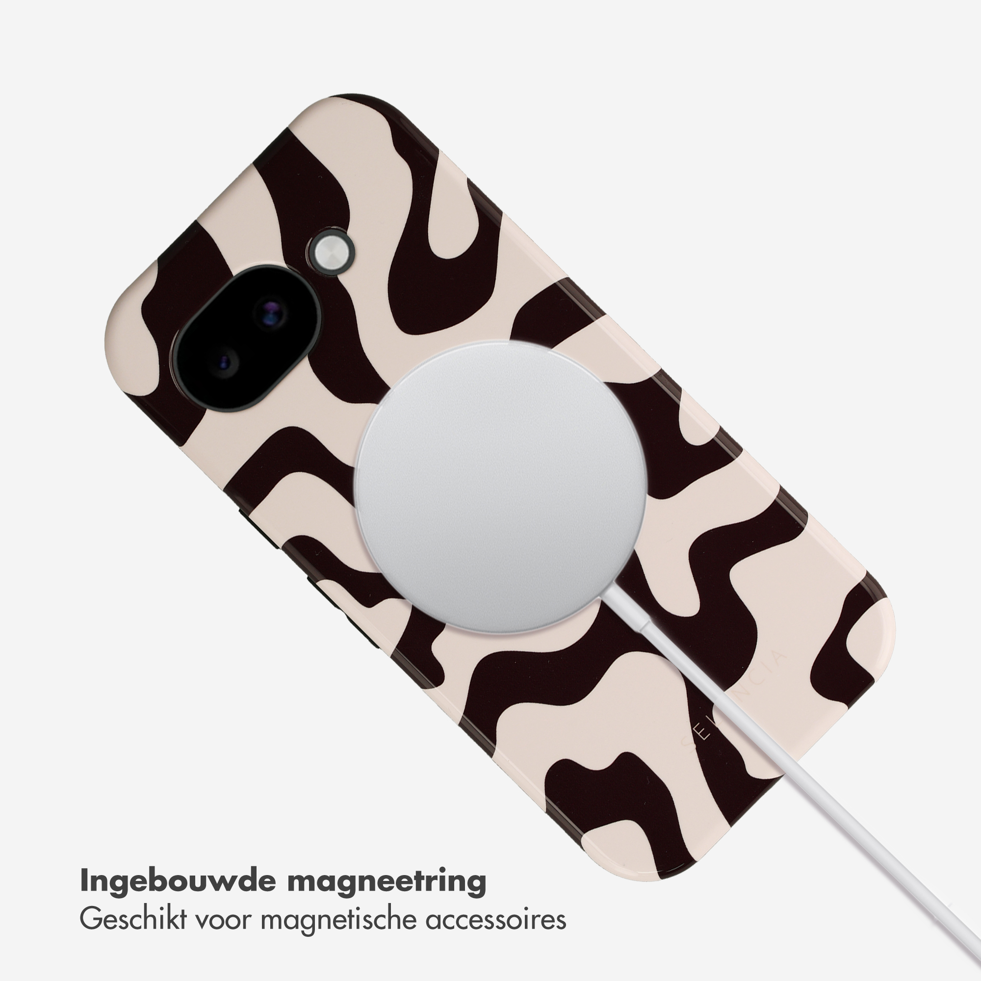 Une coque de téléphone avec un motif noir et beige, avec un câble de chargement.