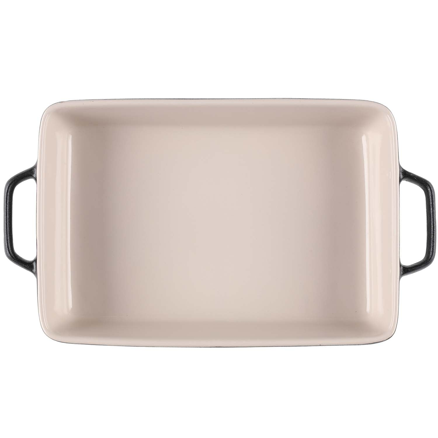 Een crème kleurige keramische ovenschotel met zwarte handgrepen.
