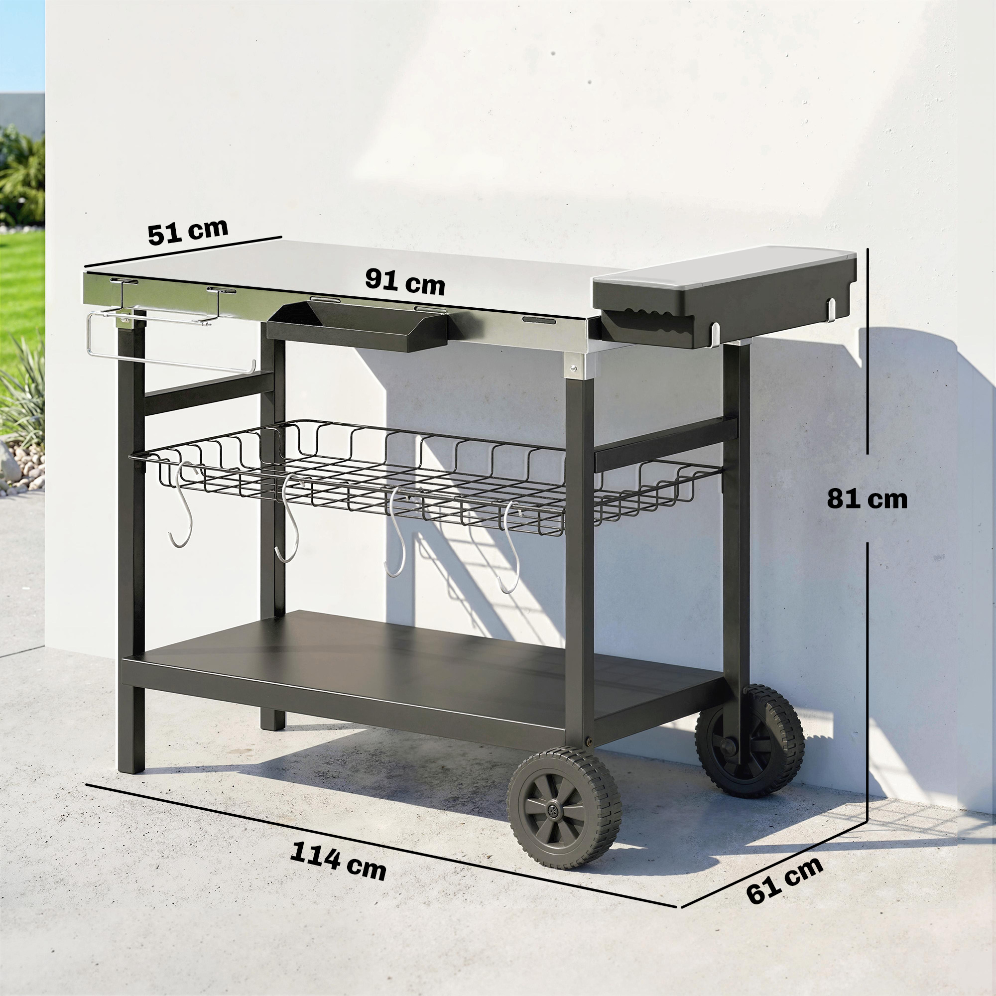 Un carrello per griglia nero con due ripiani, cestello in filo e ruote.