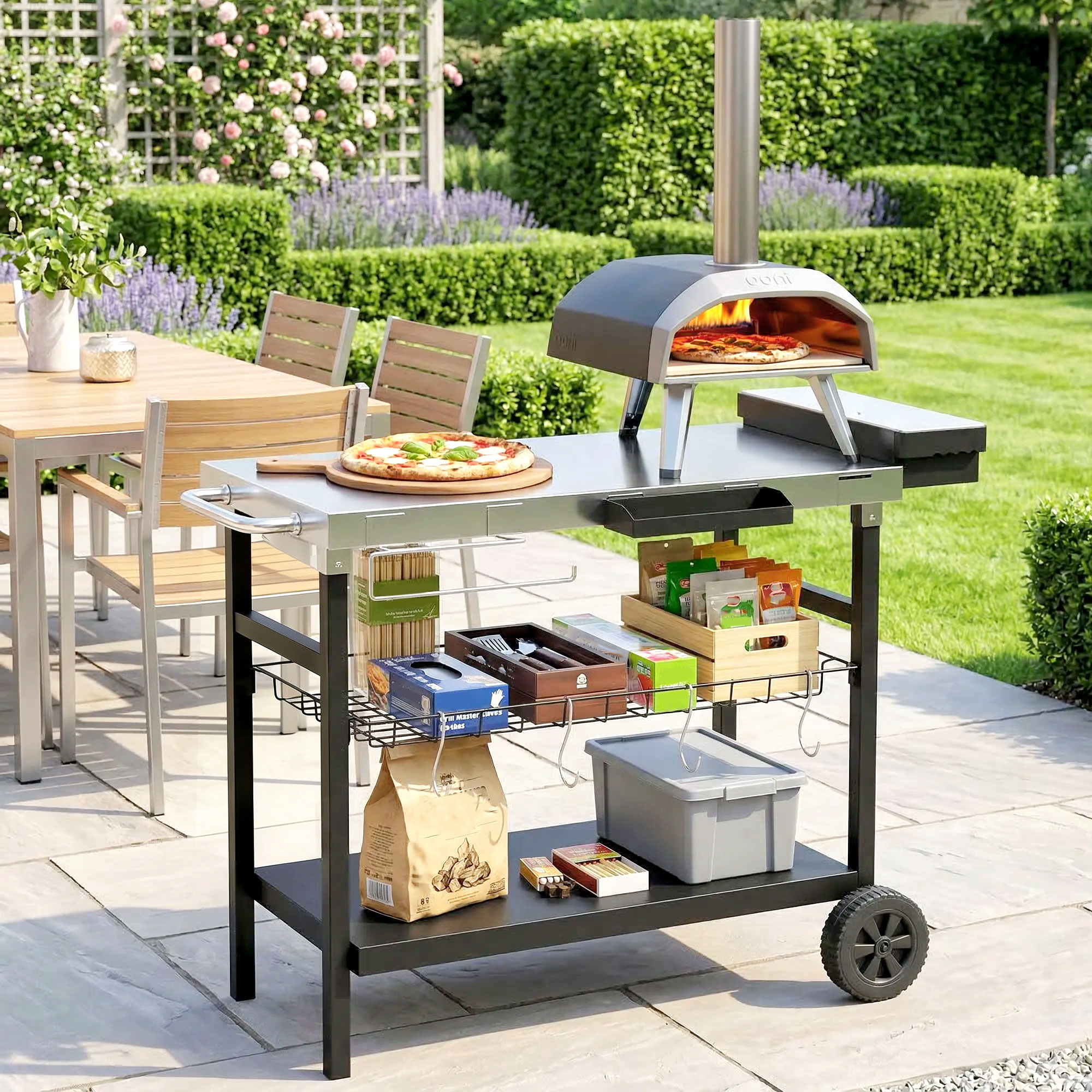 Forno per pizza su carrello con due pizze, set da pranzo esterno e giardino.