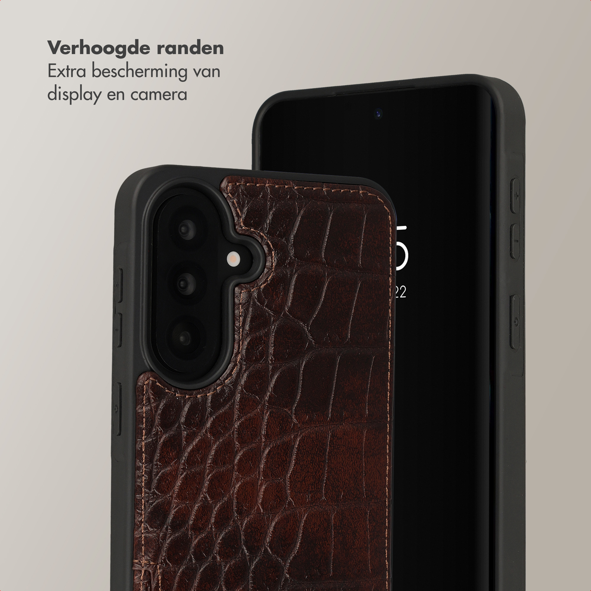 Bruine telefoonhoes met krokodillenprint en verhoogde randen voor scherm- en camerabescherming.