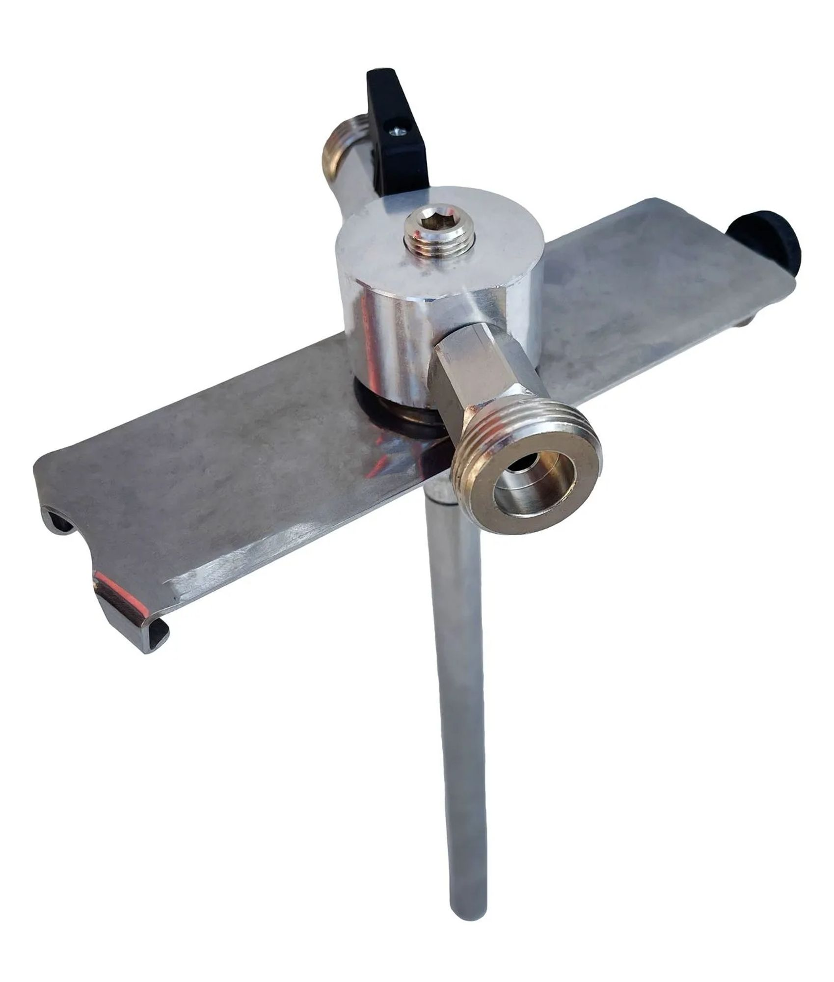 Metalen fitting met zwart handvat en schroef, op witte achtergrond.