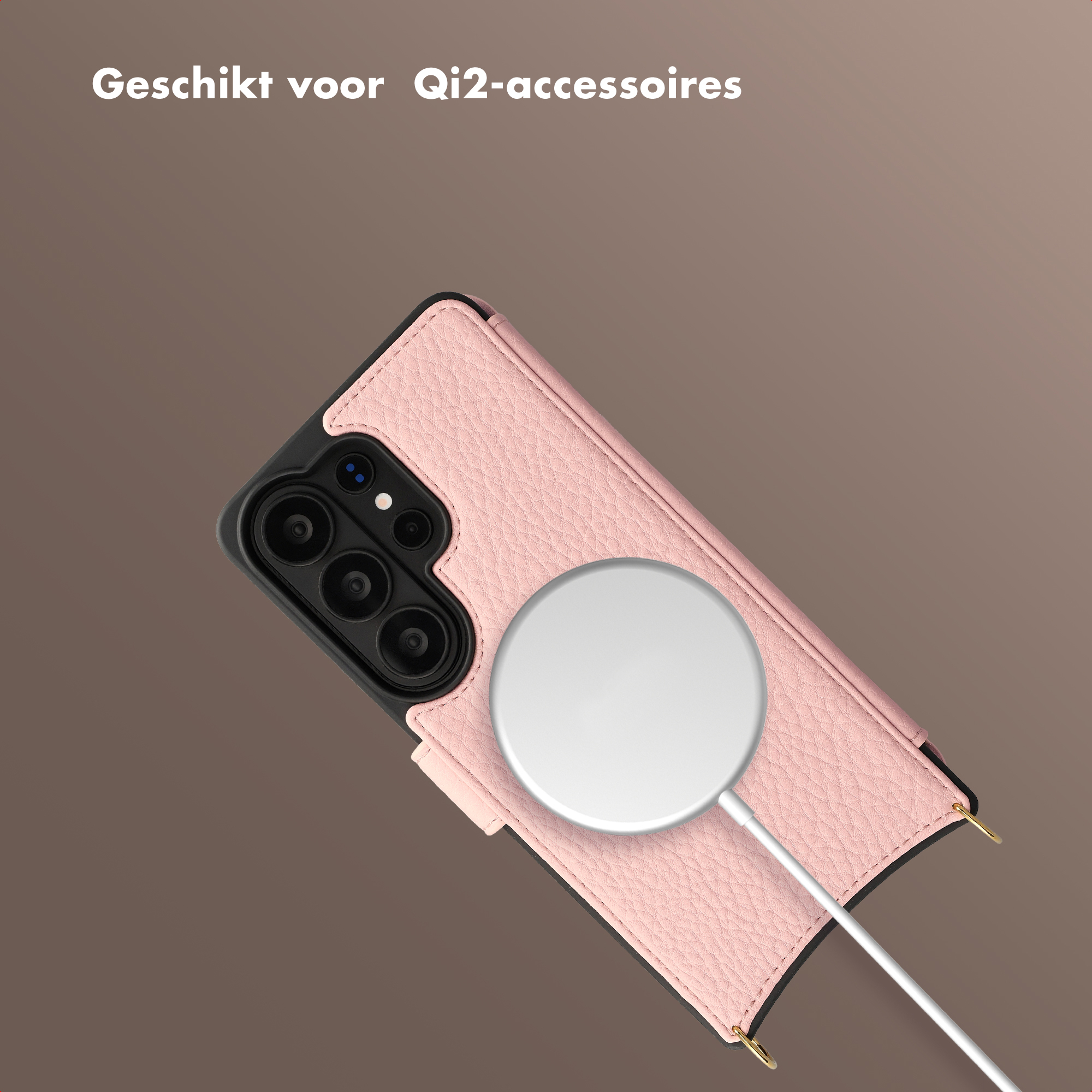 Een roze telefoonhoes met cameramodule en een witte oplader.