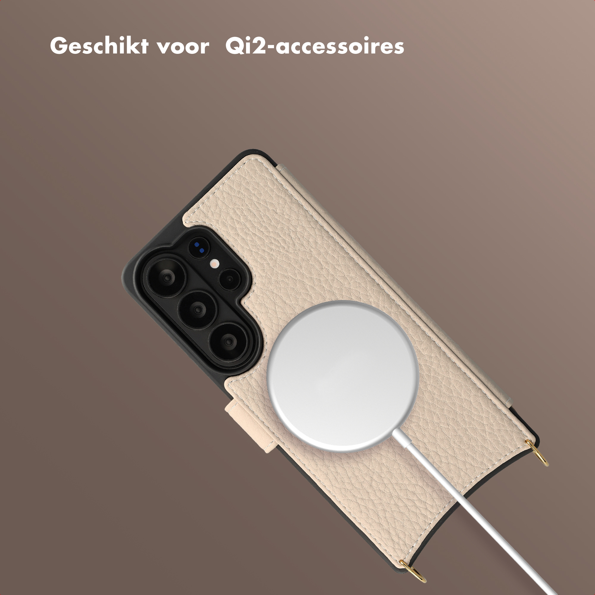Een lichtbeige lederen telefoonhoes met wit oplaadsnoer en magnetische ring.