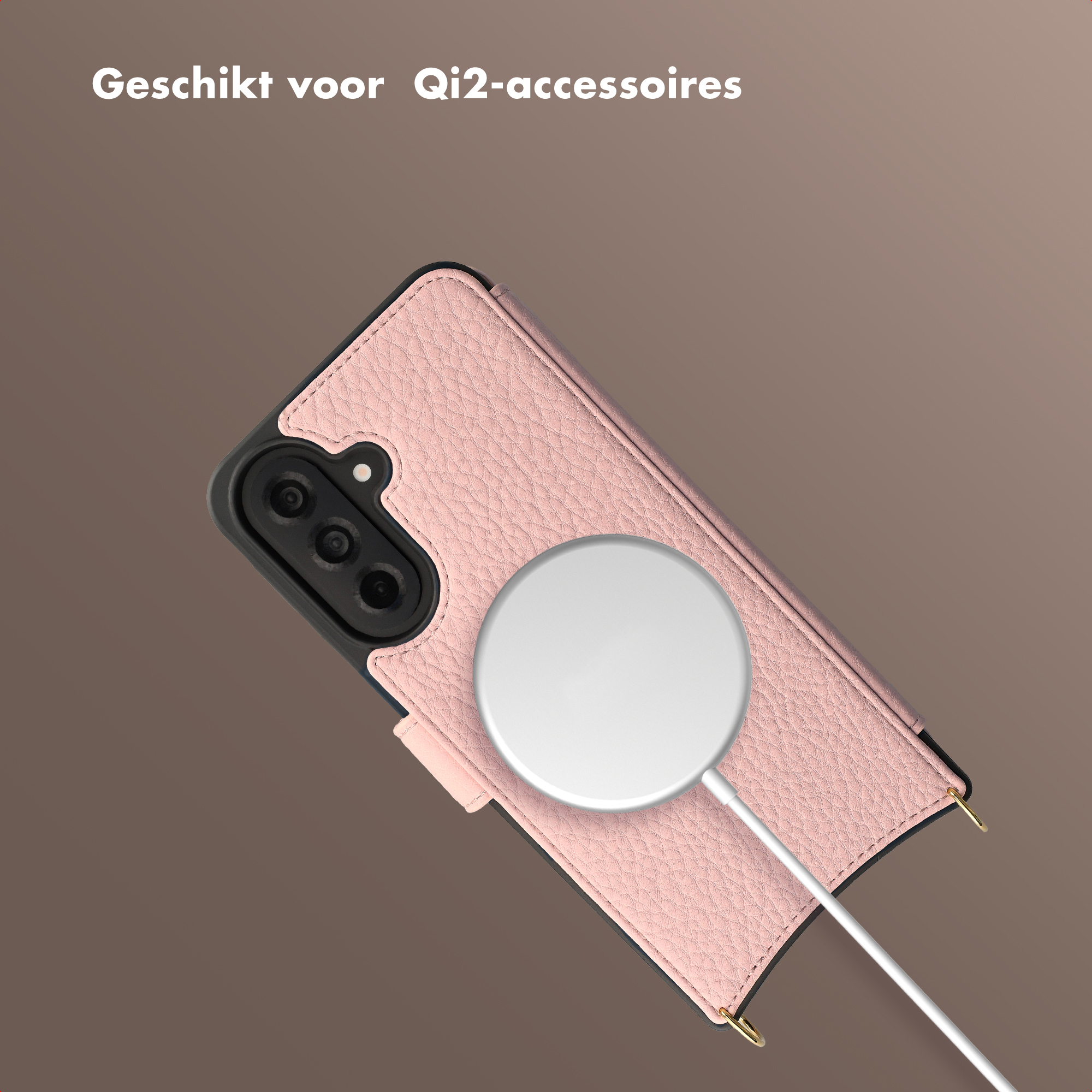 Custodia rosa per telefono con cavo di ricarica bianco e accessorio Qi2 su sfondo marrone.