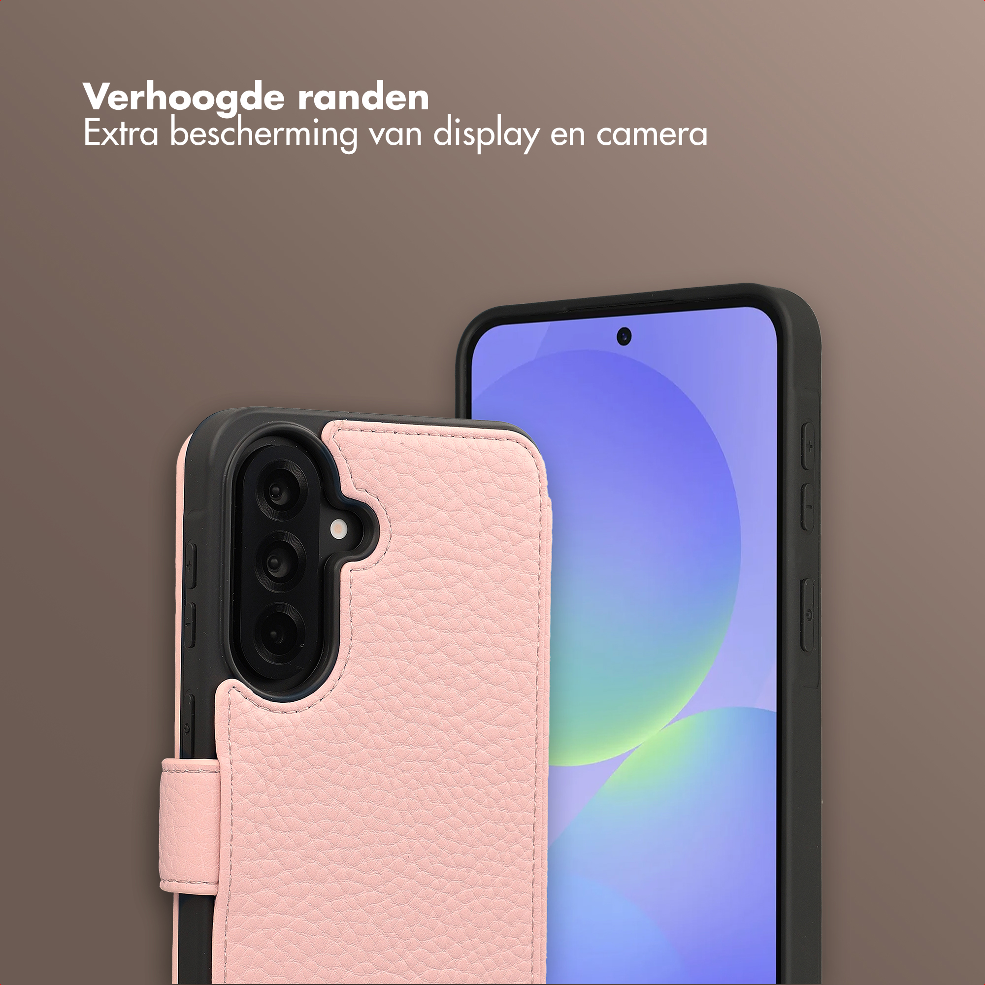 Una cover per telefono rosa testurizzata accanto a uno smartphone su sfondo marrone.