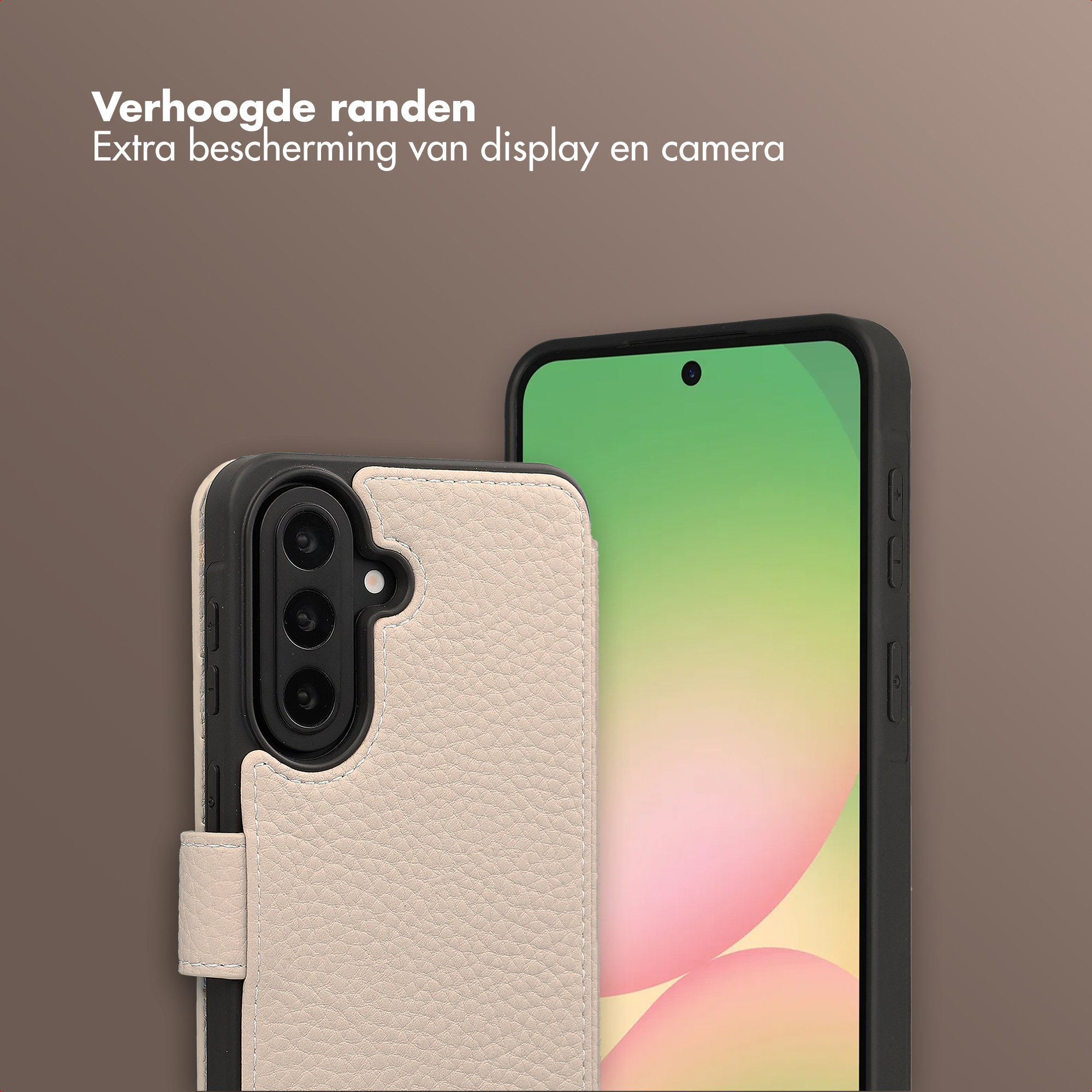 Een beige telefoonhoes met textuurpatroon en drie cameralenzen.