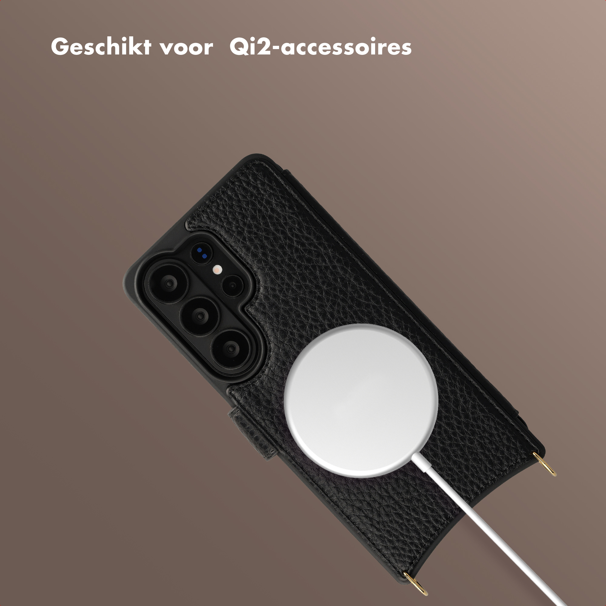 Zwarte lederen hoes met Qi2 lader en witte kabel op bruine achtergrond.