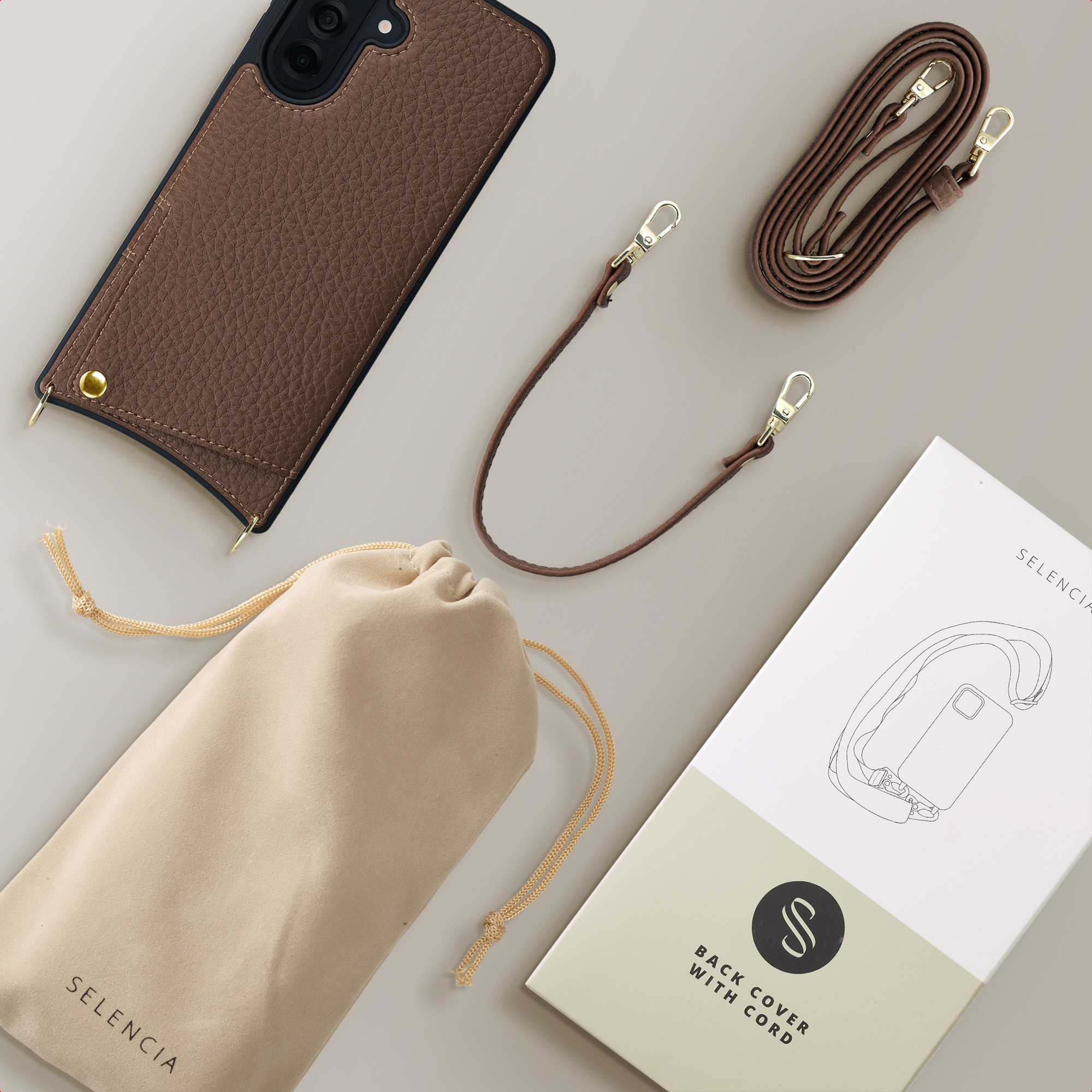 Coque de téléphone texturée marron, cordon, pochette et emballage.