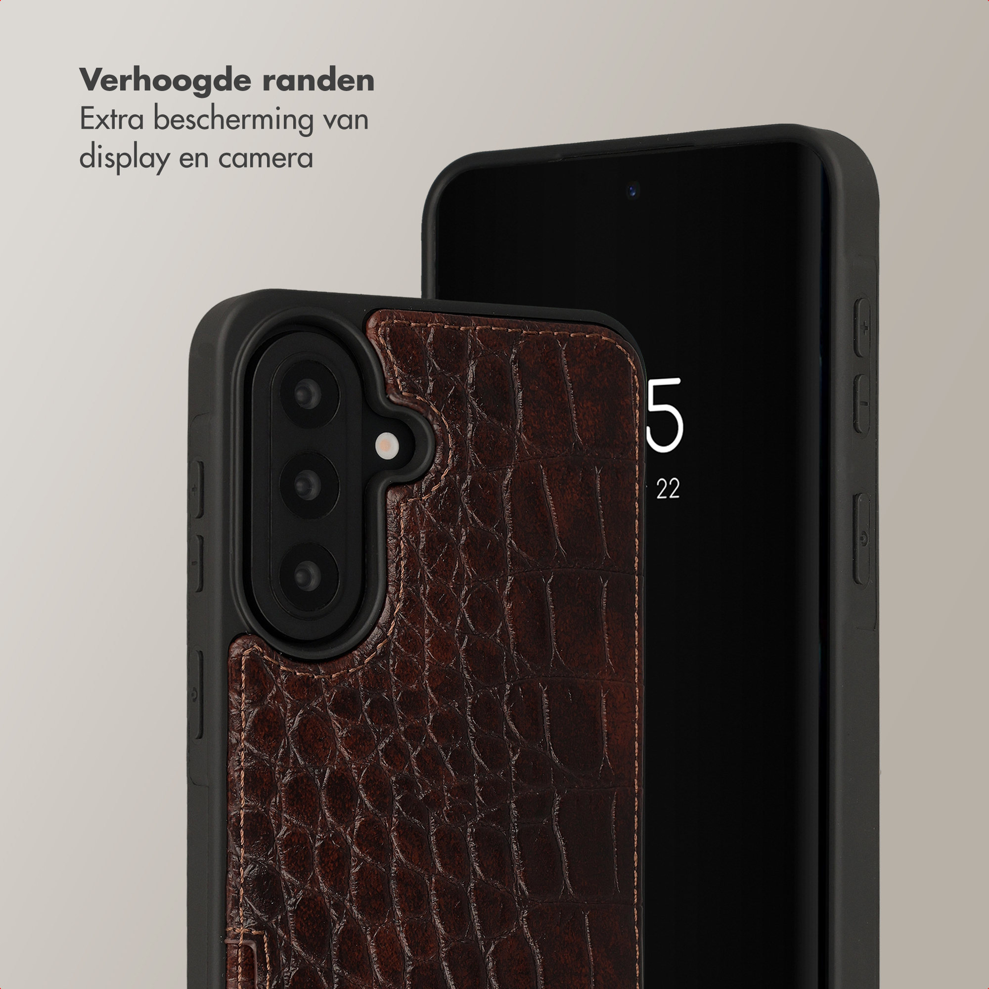 Custodia per telefono in pelle di coccodrillo marrone con bordi rialzati protegge display e fotocamera.