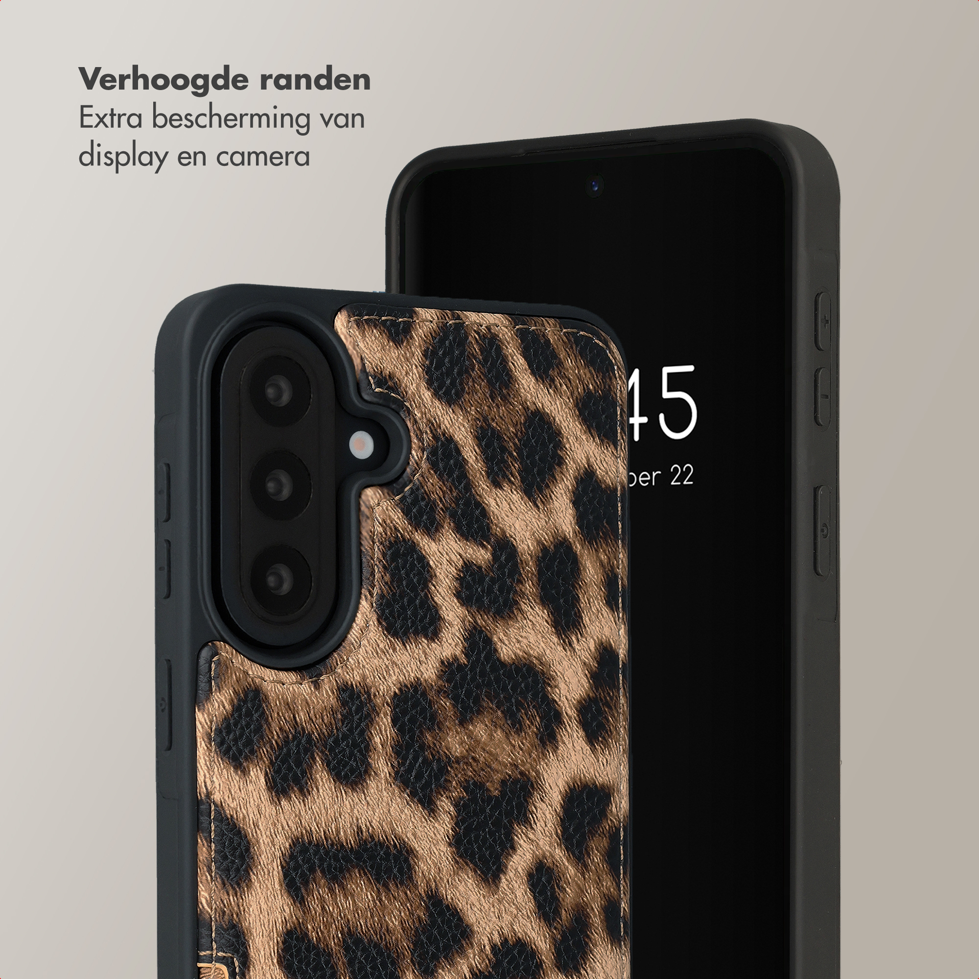 Un téléphone avec une coque léopard, doté de bords surélevés pour protéger écran et appareil.