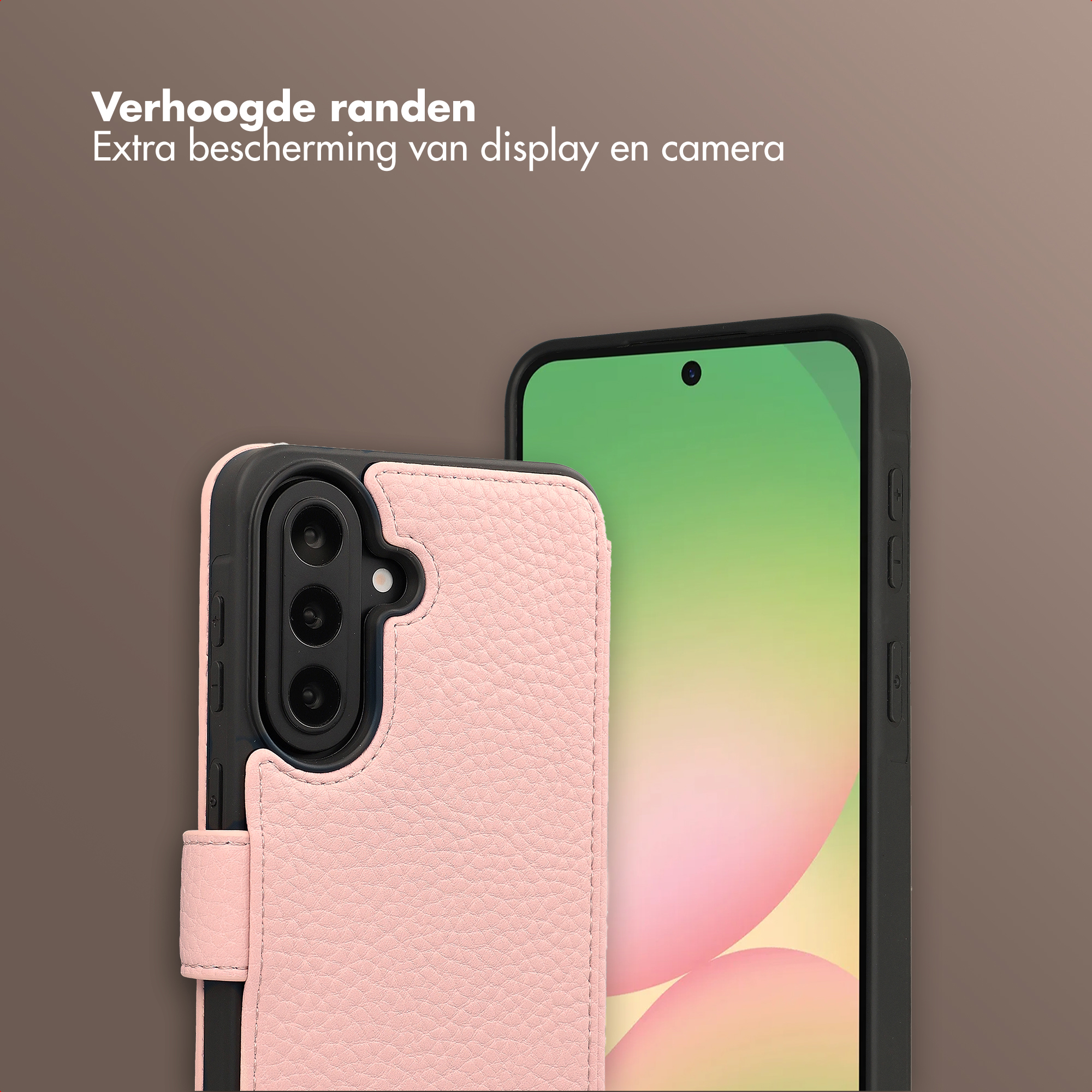 Een roze telefoonhoes met textuur ligt naast een smartphone met groen scherm.