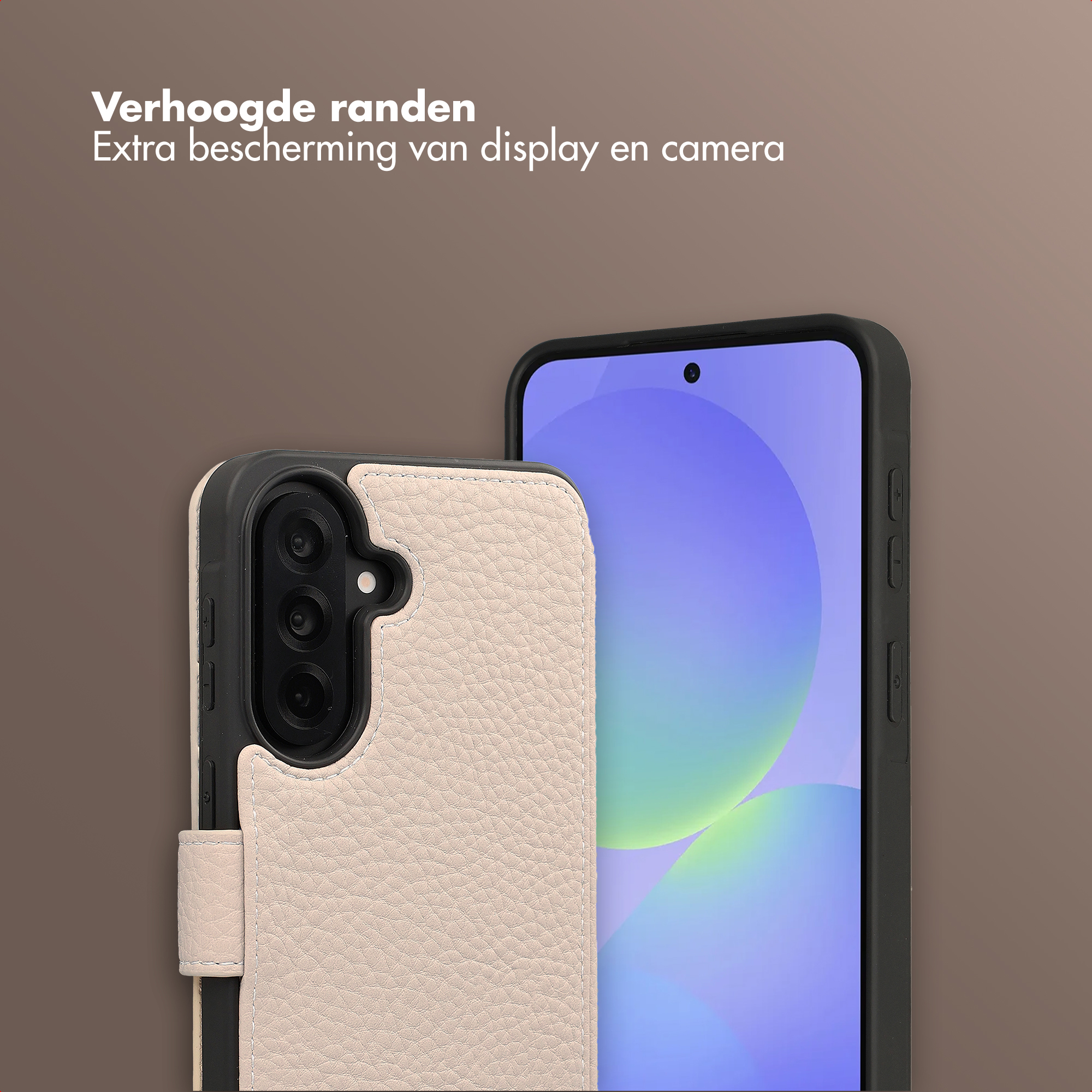 Un telefono beige chiaro con fotocamera e schermo, su sfondo marrone.