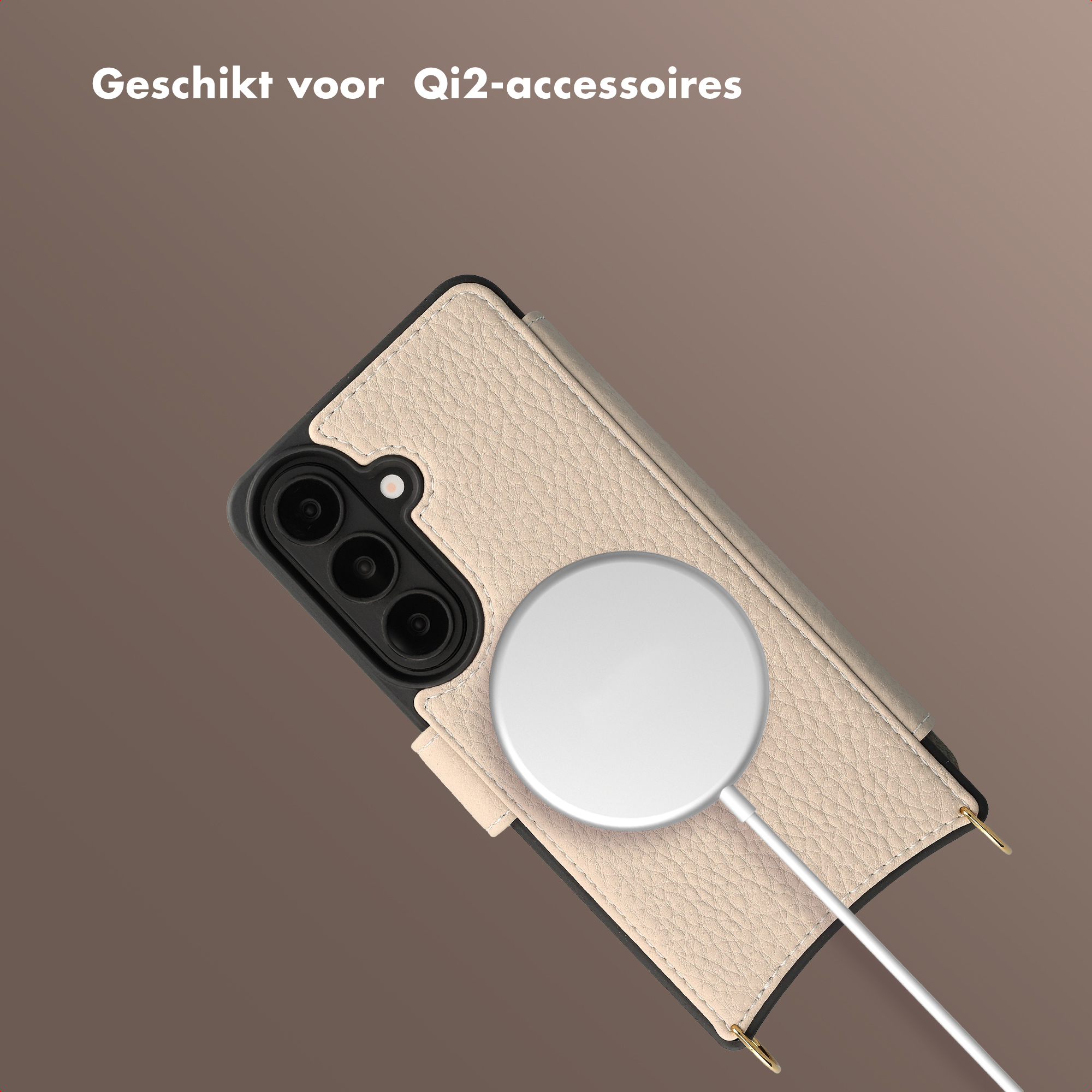 Un telefono beige con fotocamere e cavo di ricarica bianco su sfondo marrone.