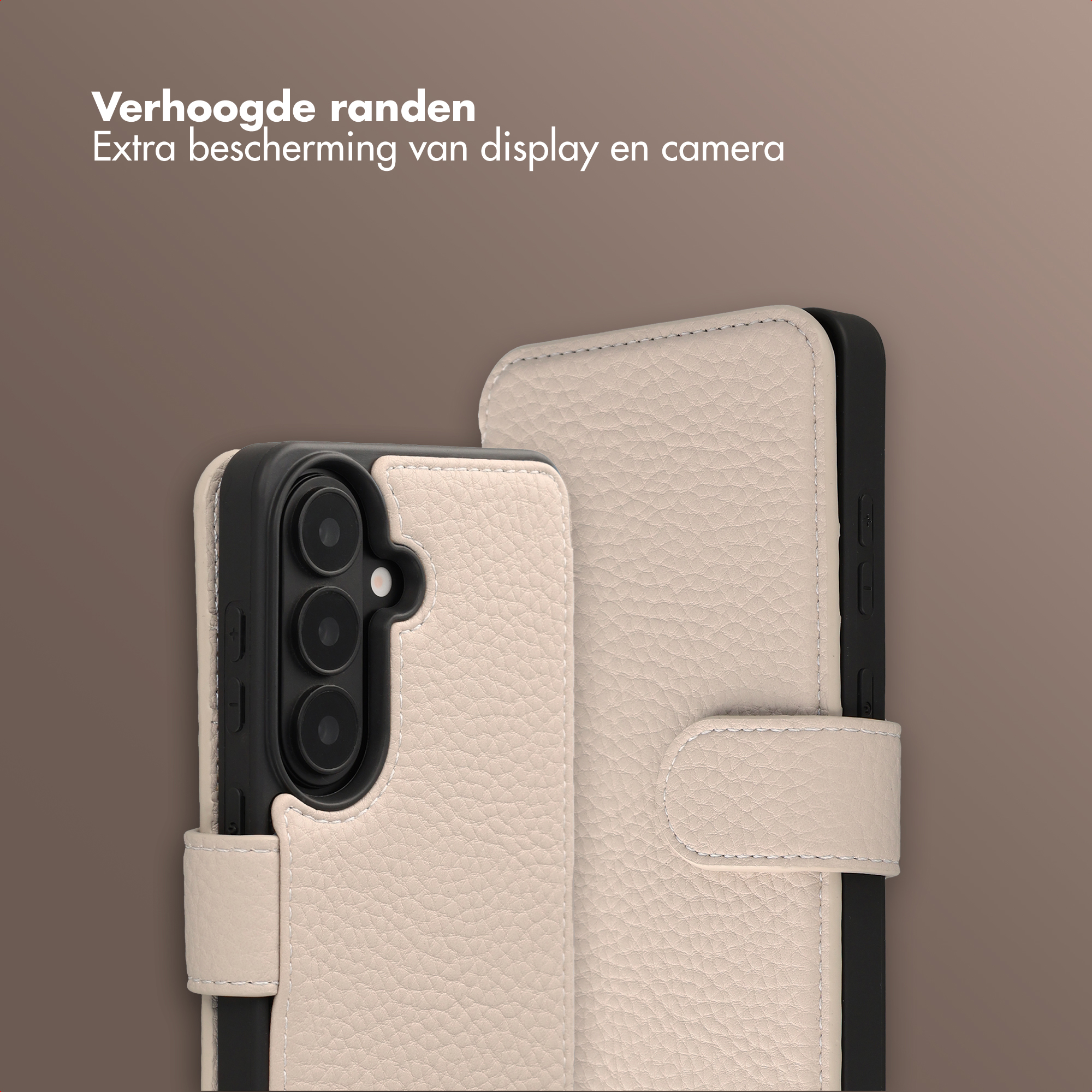 Una custodia per telefono in pelle beige con configurazione a tripla fotocamera.