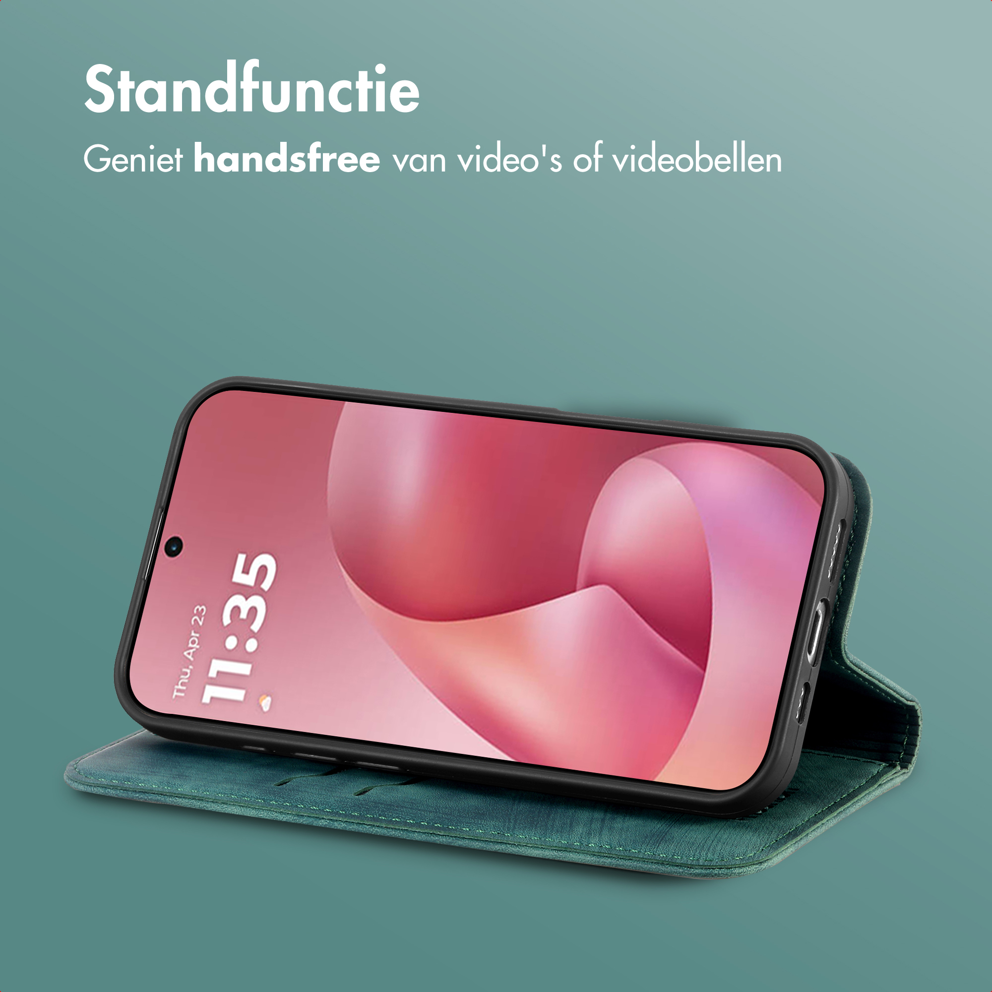 Un smartphone dans un étui livre vert, posé pour des appels vidéo.