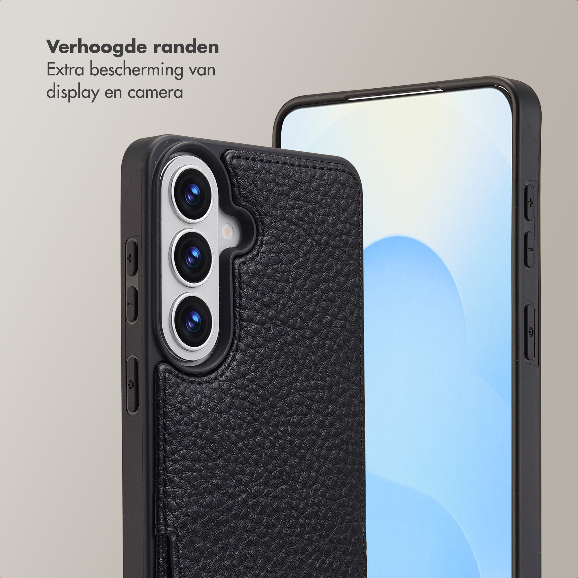Coque noire en cuir avec découpe caméra et bords surélevés sur un smartphone.