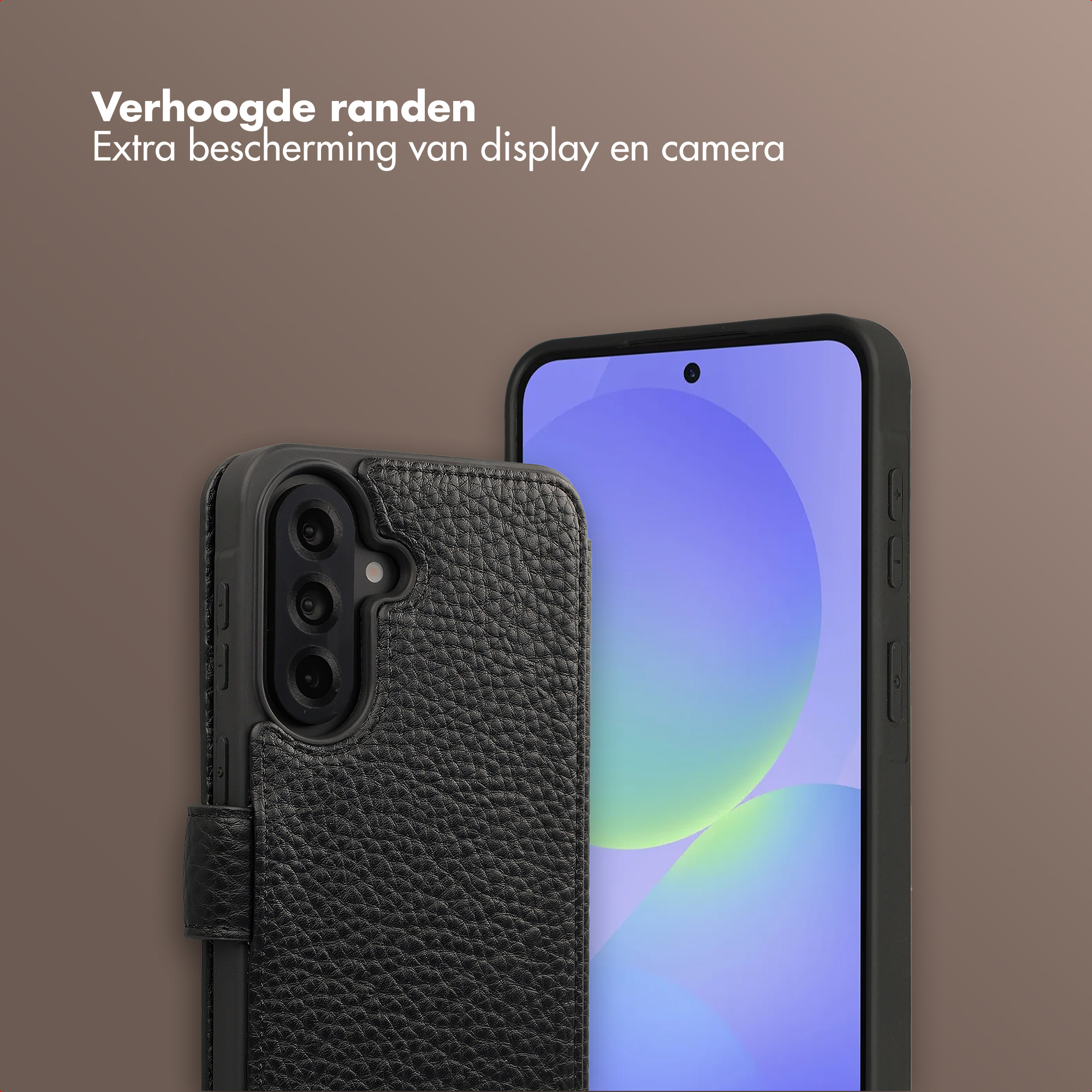 Custodia per telefono in pelle nera con tre fotocamere e uno smartphone con schermo blu.
