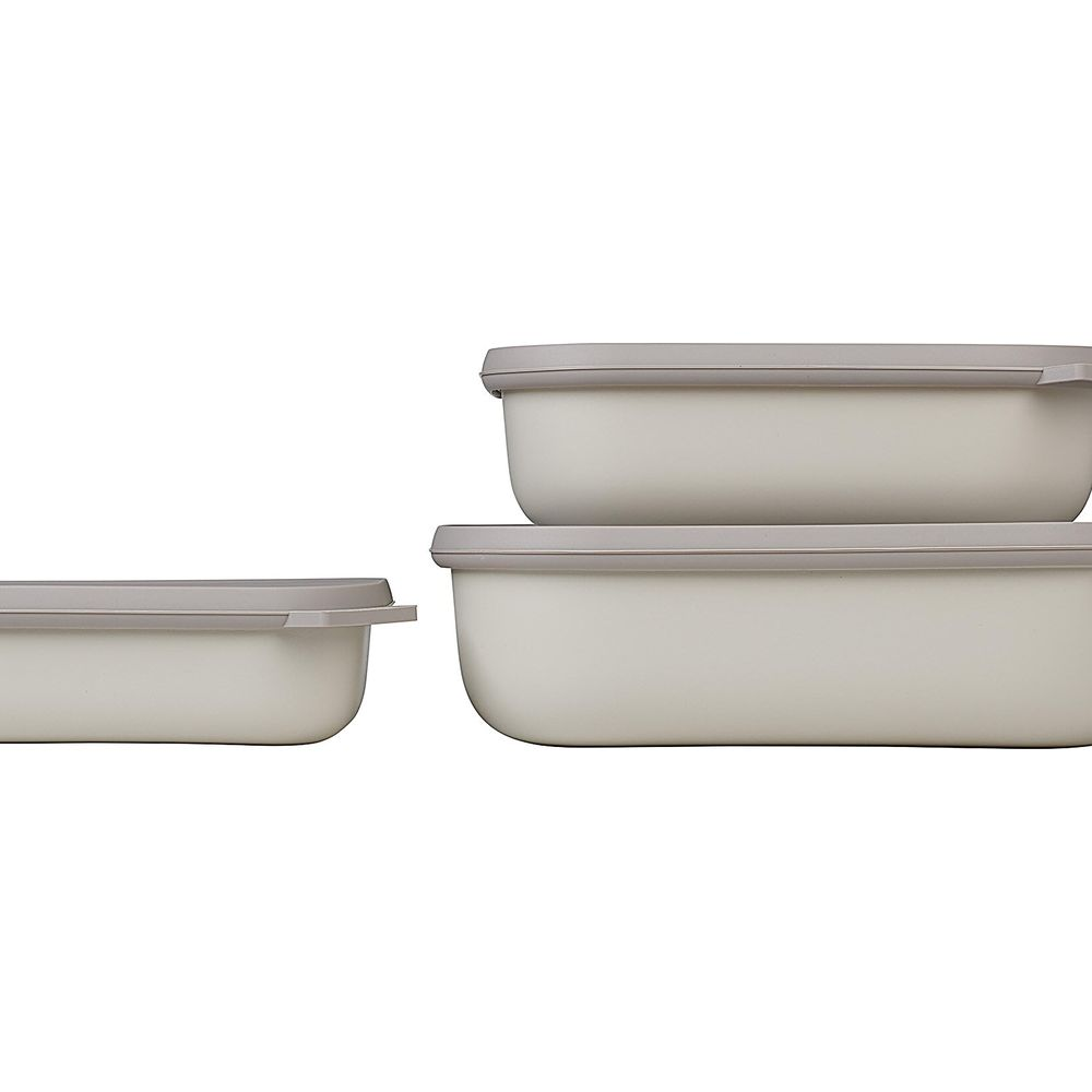 Tre contenitori rettangolari color crema con coperchi grigi, uno accanto all'altro.