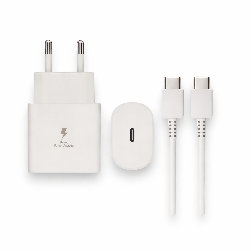 Un adaptador de corriente blanco y dos cables USB-C blancos sobre fondo blanco.