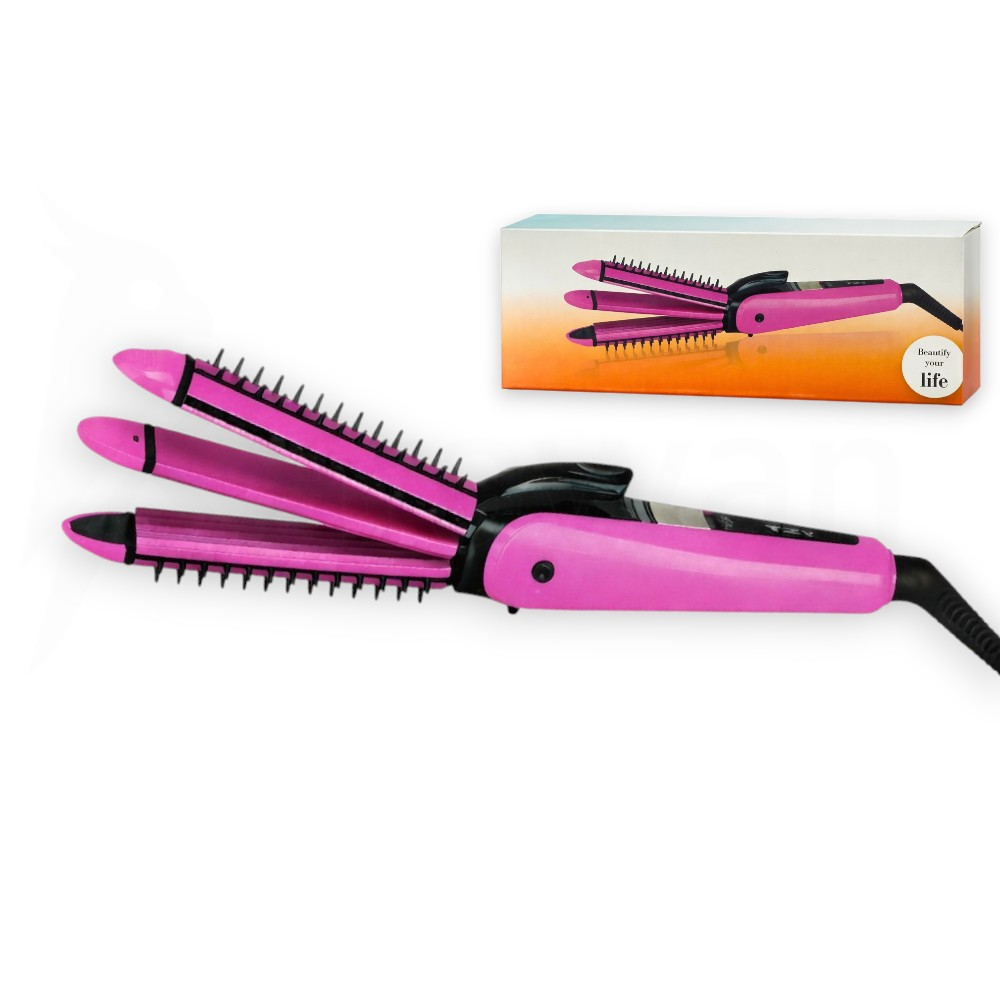 Rizador triple rosa con cable negro, al lado de su empaque.