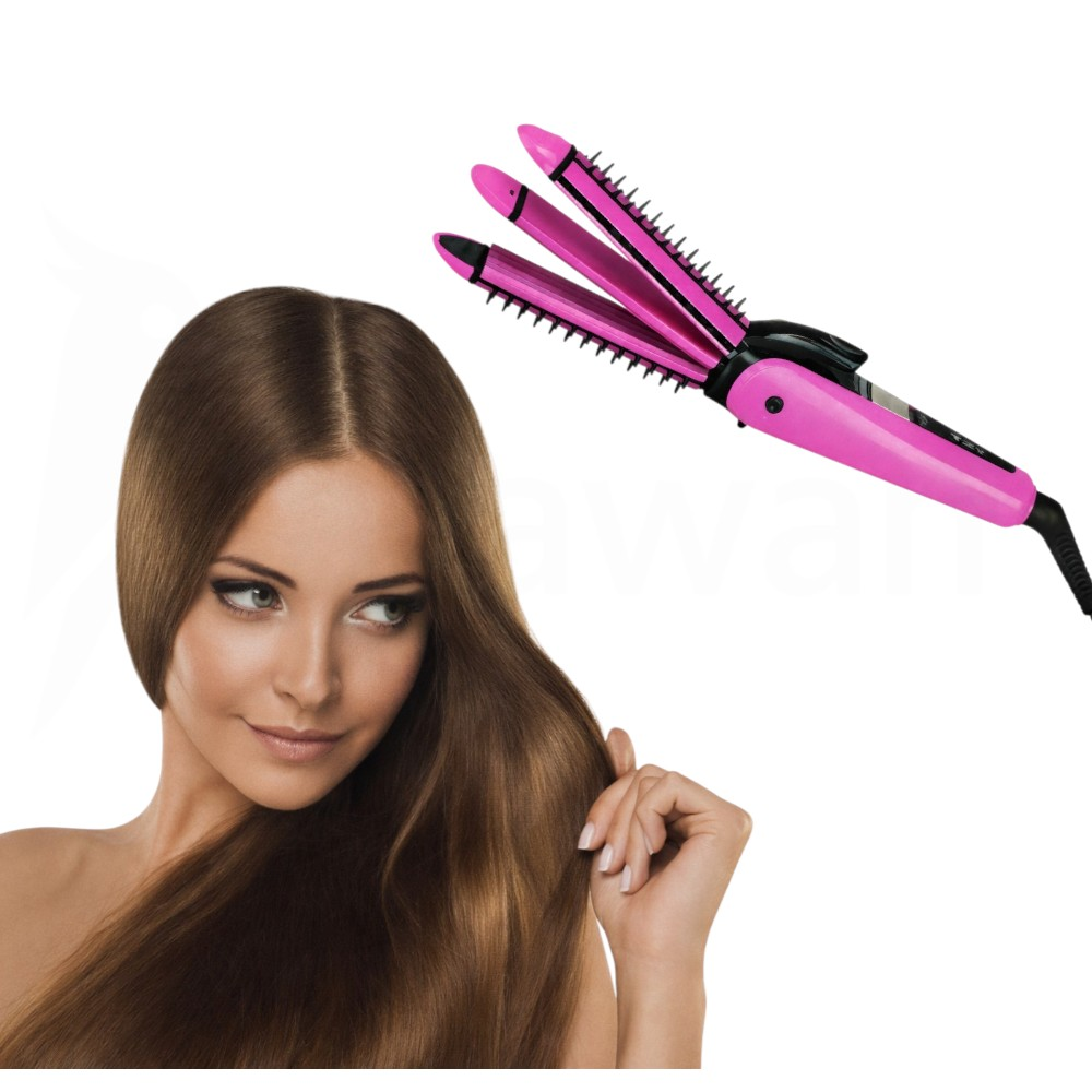 Una mujer con pelo largo y castaño y un rizador rosa.