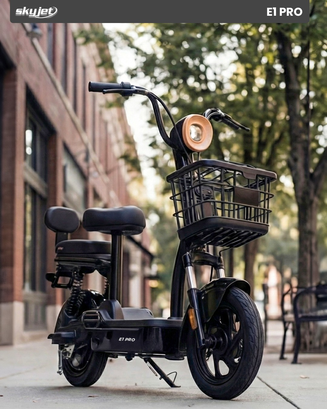 Sepetli ve çift koltuklu siyah elektrikli scooter kaldırımda duruyor.