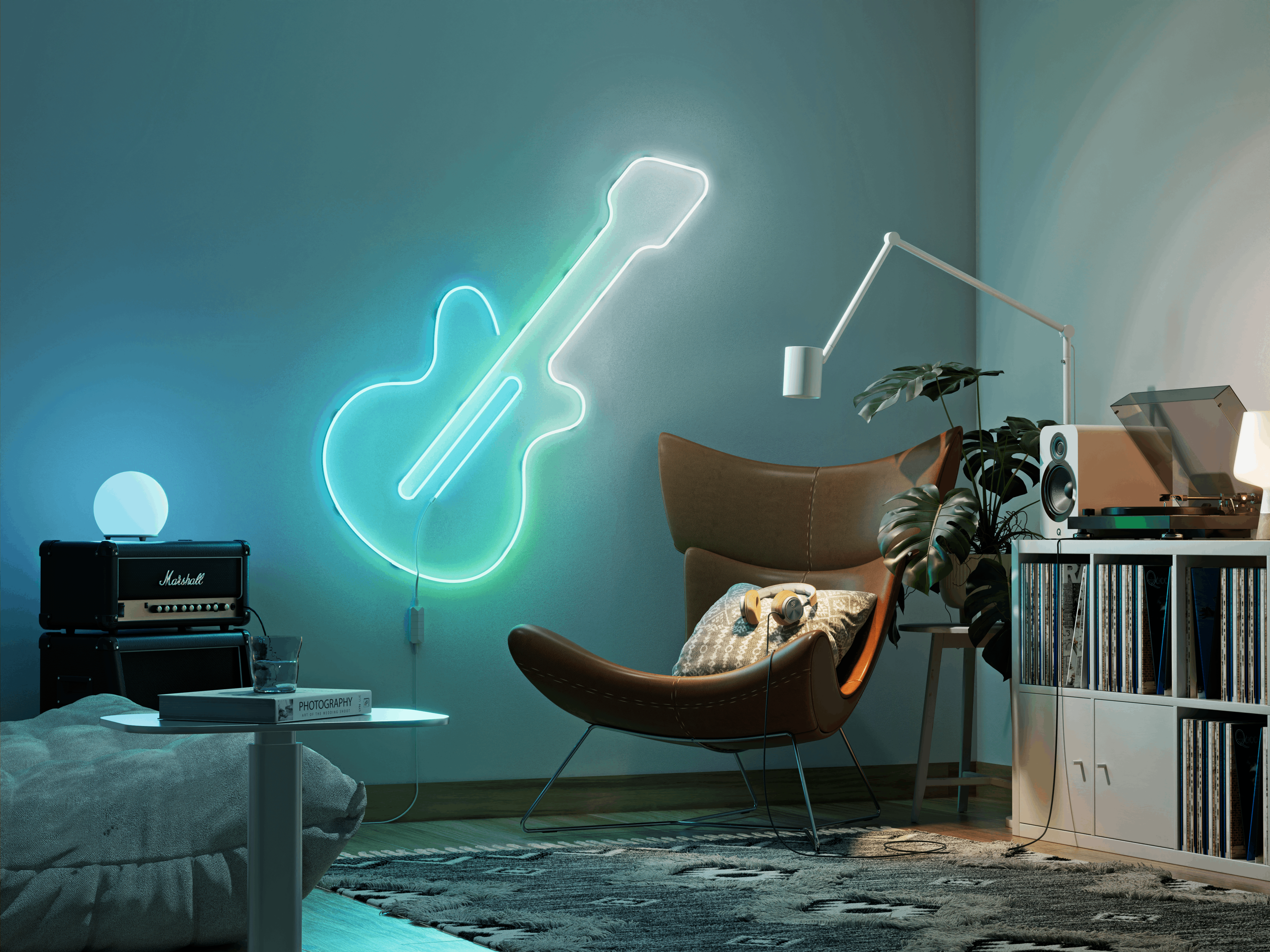 Ein Gitarren-Neonlicht beleuchtet ein Wohnzimmer mit einem braunen Sessel und Musikgeräten.