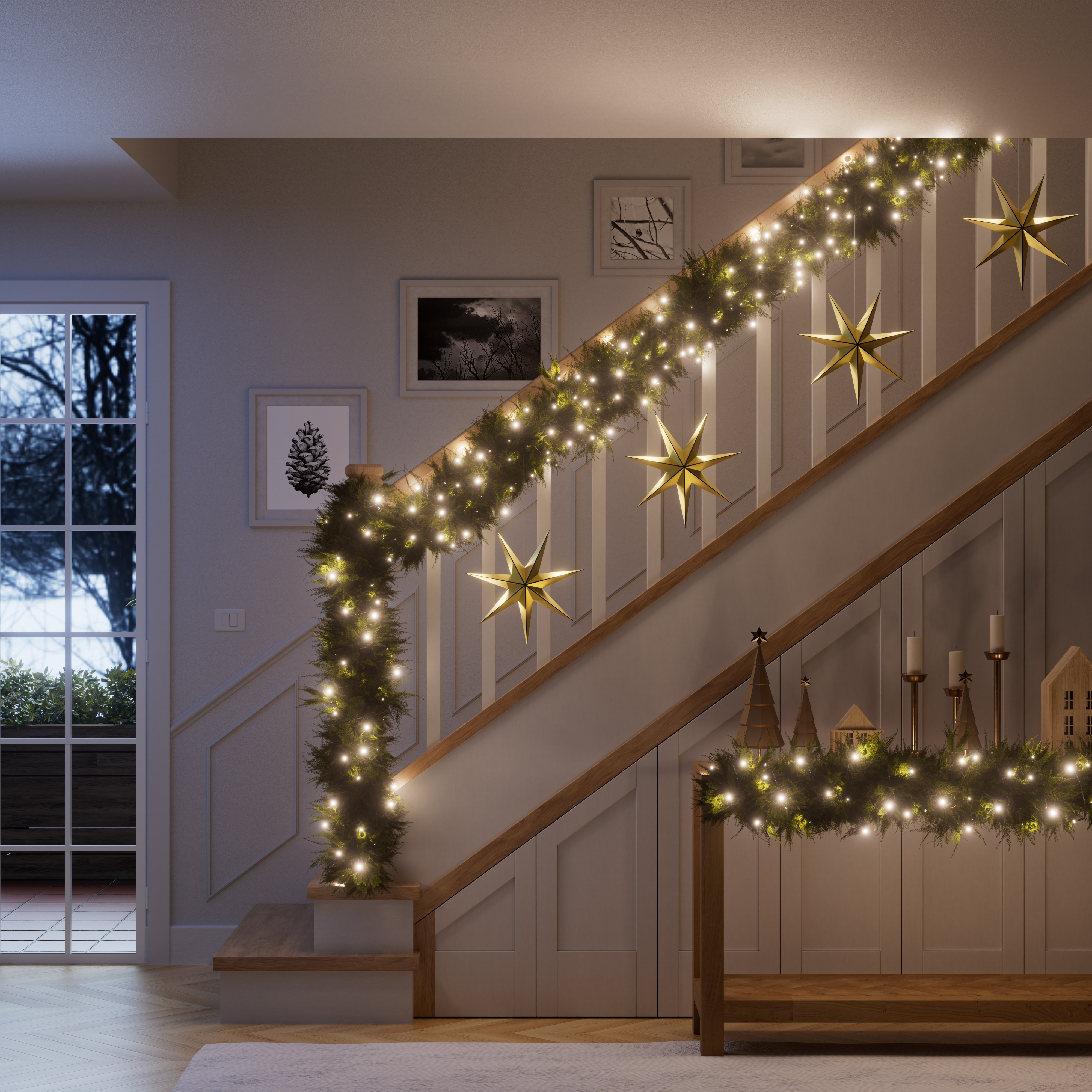 Treppe geschmückt mit Tannengirlande, Lichterkette und goldenen Sternen. Holzbank unten.