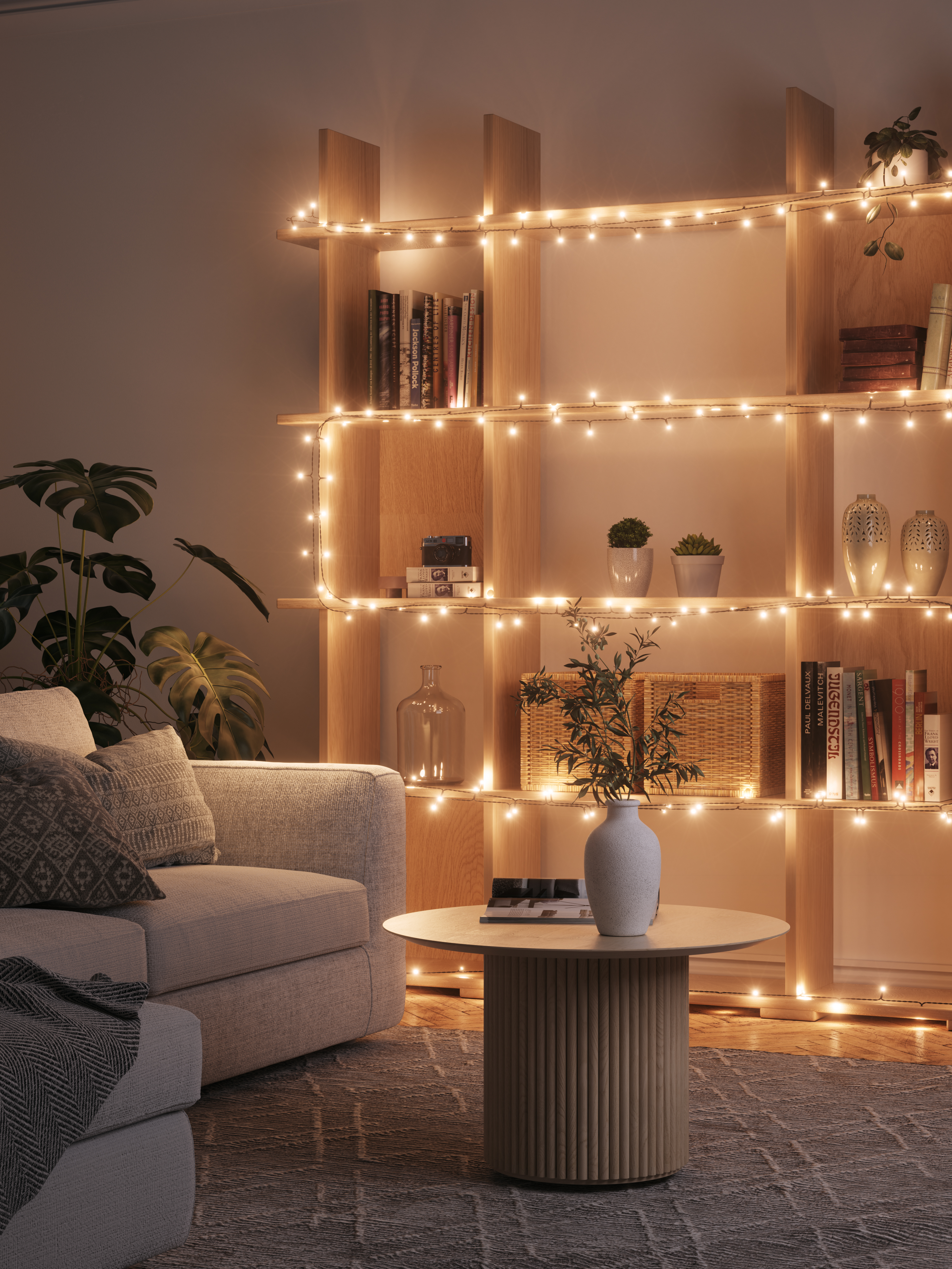 Ein gemütliches Wohnzimmer mit einem Sofa, einem Holztisch und einem Bücherregal mit Lichterketten.