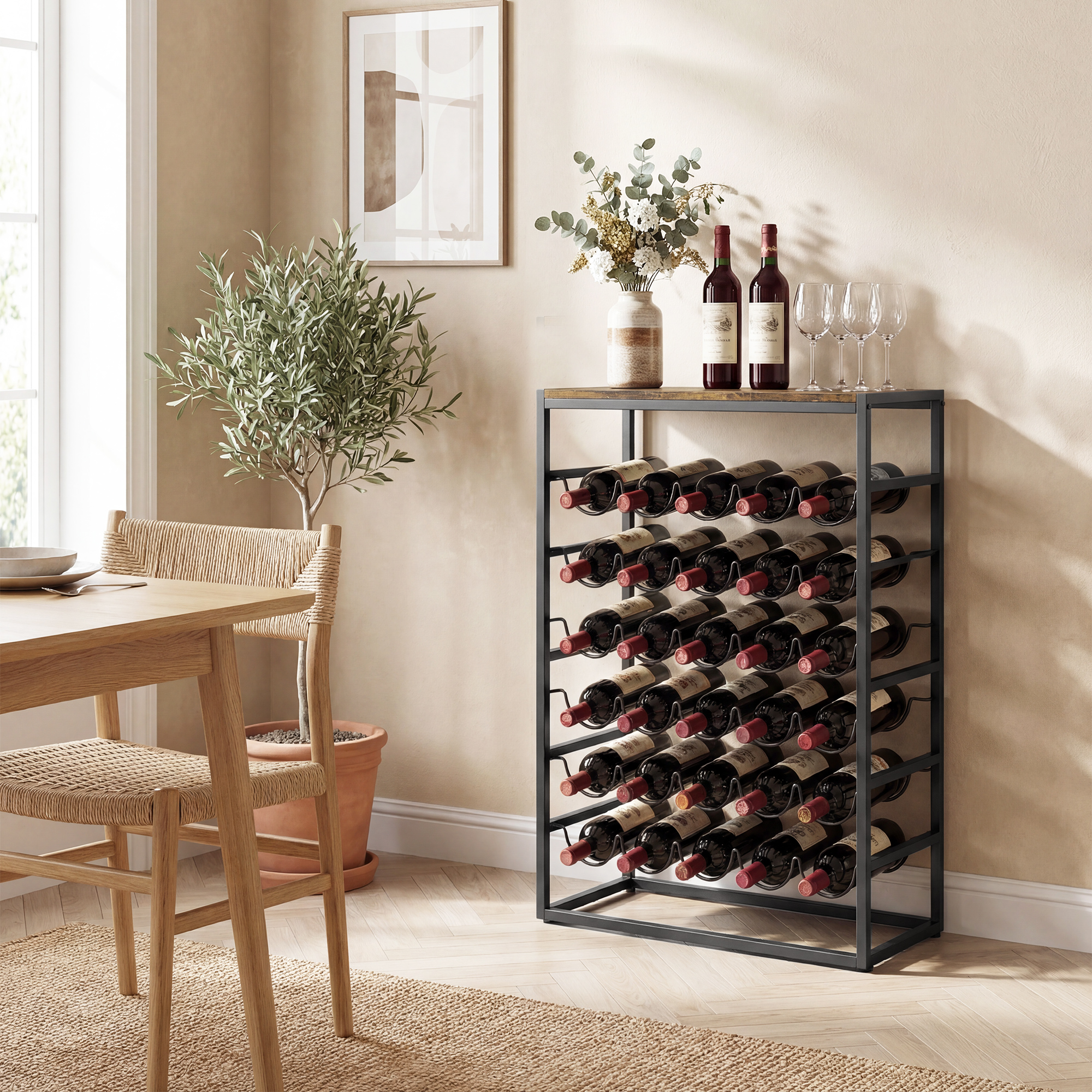 Una rastrelliera per vino contiene molte bottiglie. Vicino ci sono un tavolo e sedie da pranzo.