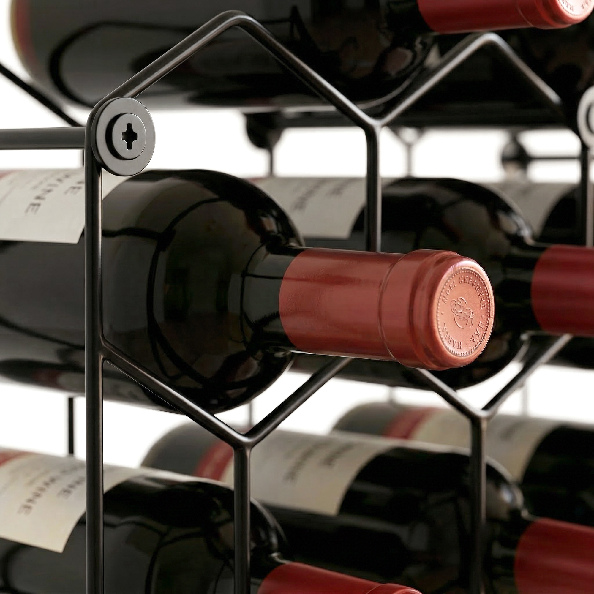Una rastrelliera per vino nera con diverse bottiglie di vino rosso sdraiate.