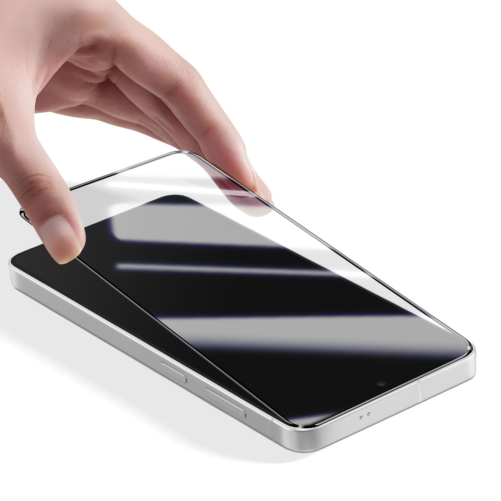 Een hand plaatst een schermprotector op een smartphone.
