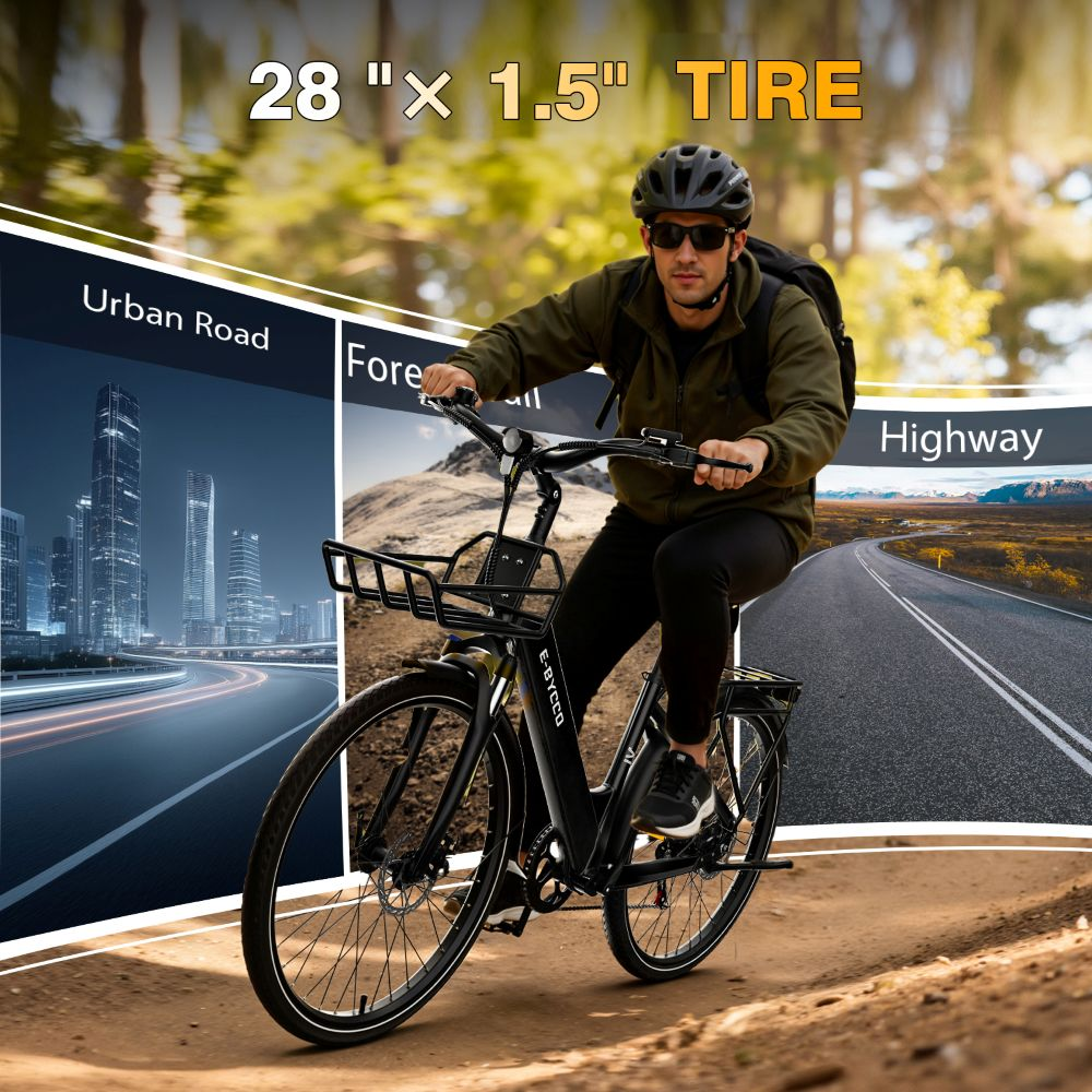 Uomo guida e-bike nera con portapacchi su sentiero sterrato. Skyline città e autostrada sullo sfondo.