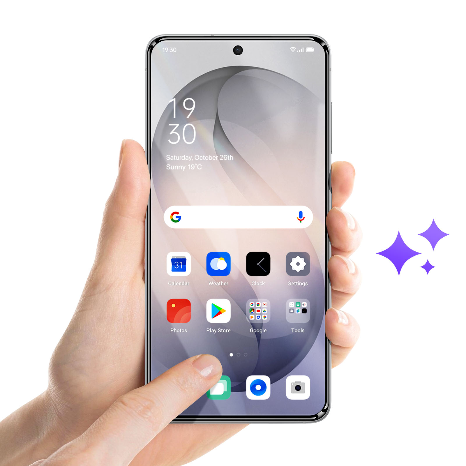 Una mano tiene uno smartphone con icone di app e una barra di ricerca.