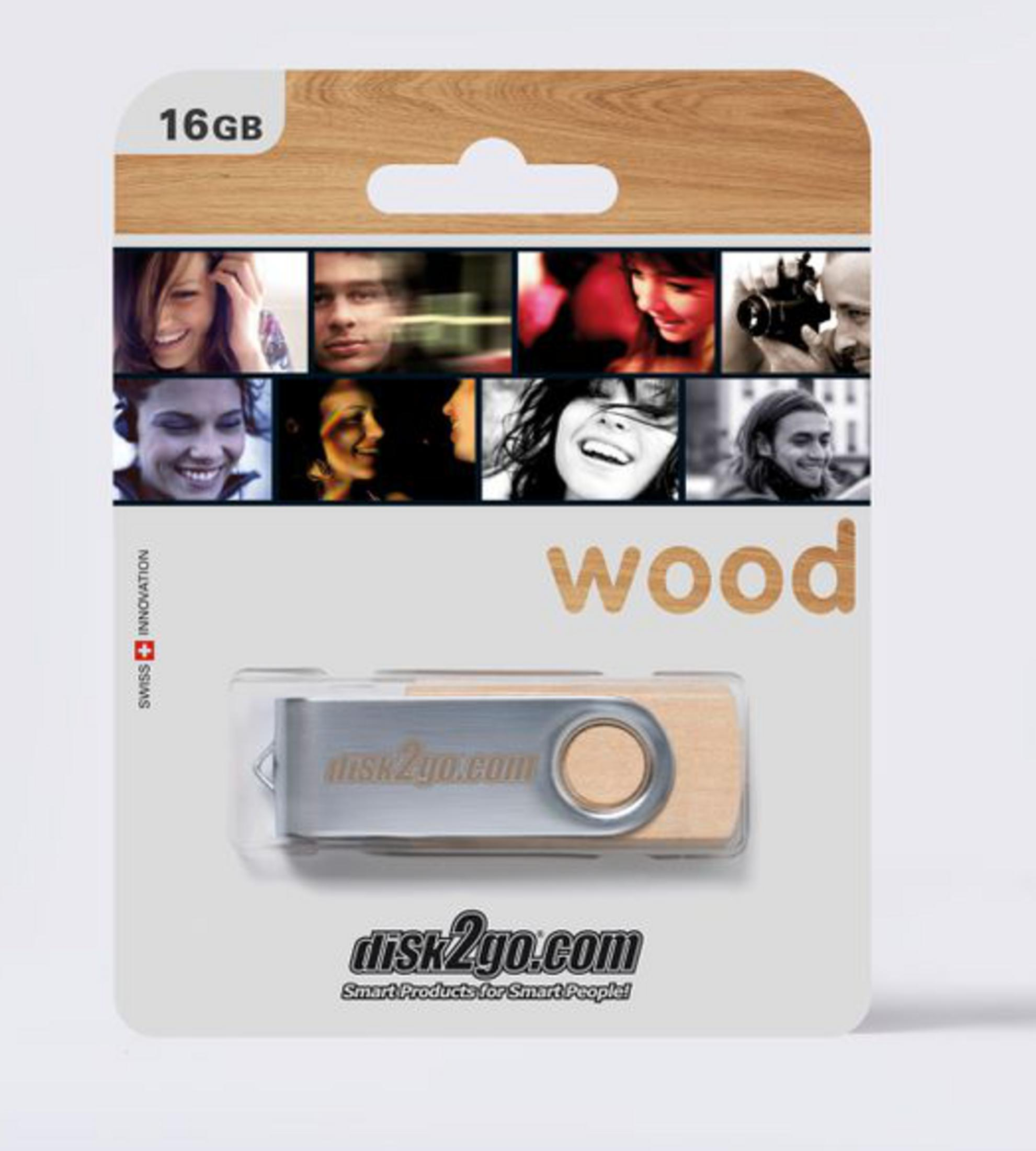 Emballage pour une clé USB 16 Go avec design en bois et collages de personnes.