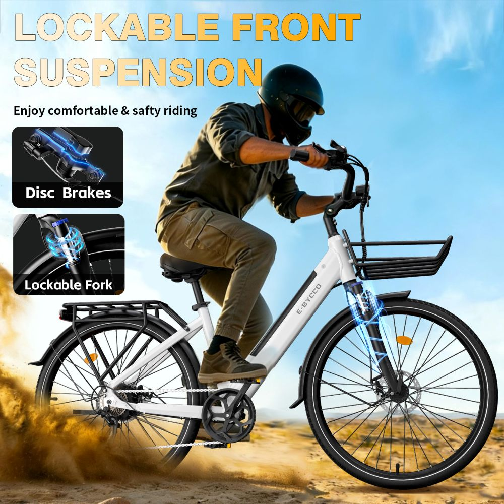 Uomo con casco guida e-bike bianca con freni a disco e forcella.