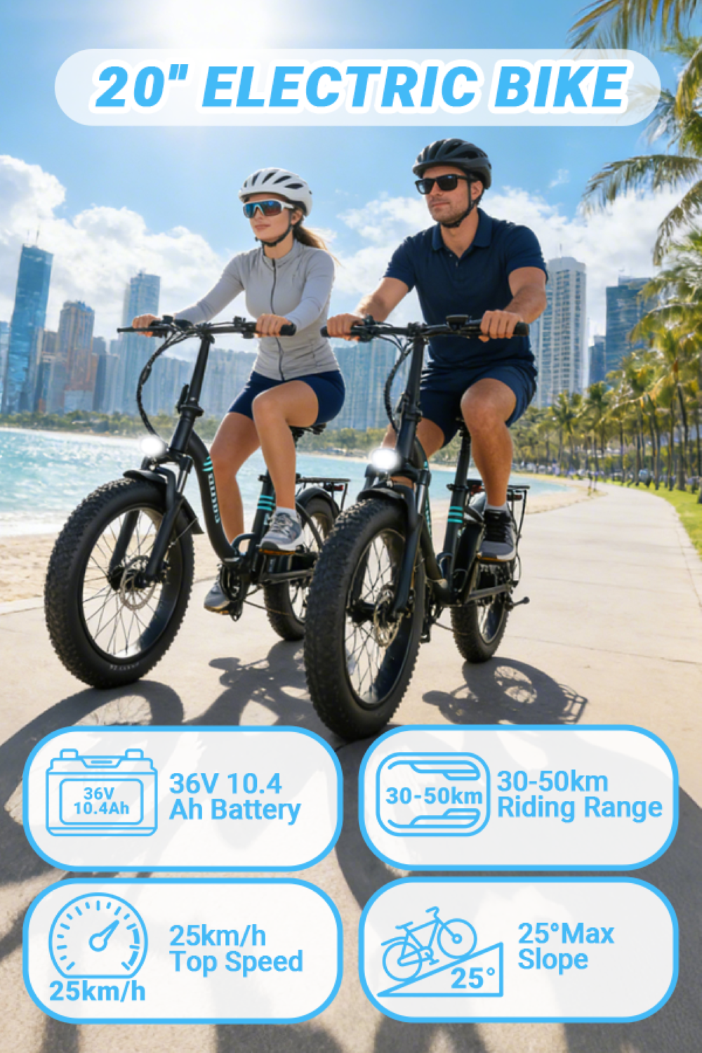 Una coppia pedala e-bike sulla spiaggia con palme e skyline cittadino.