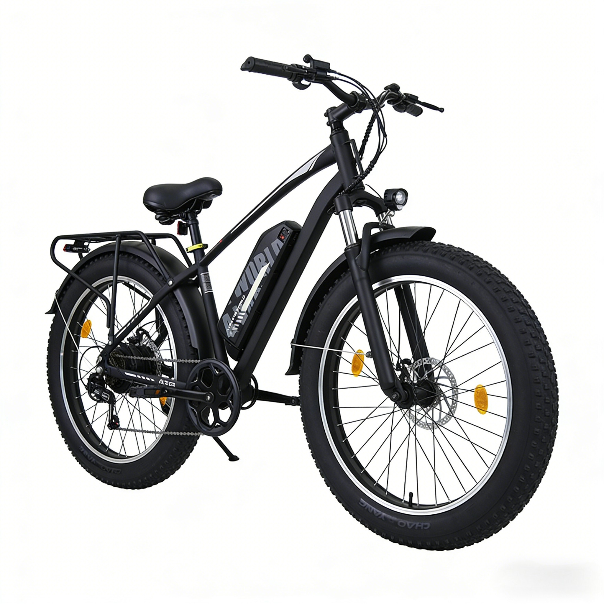 Czarny elektryczny rower "fat bike" z bagażnikiem i oświetleniem.