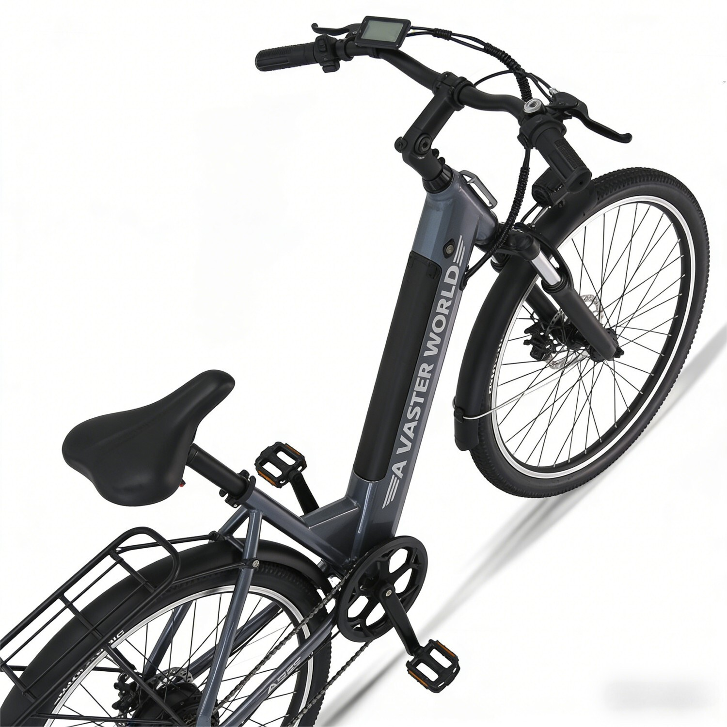 Szary rower elektryczny z czarnym siodełkiem i bagażnikiem.