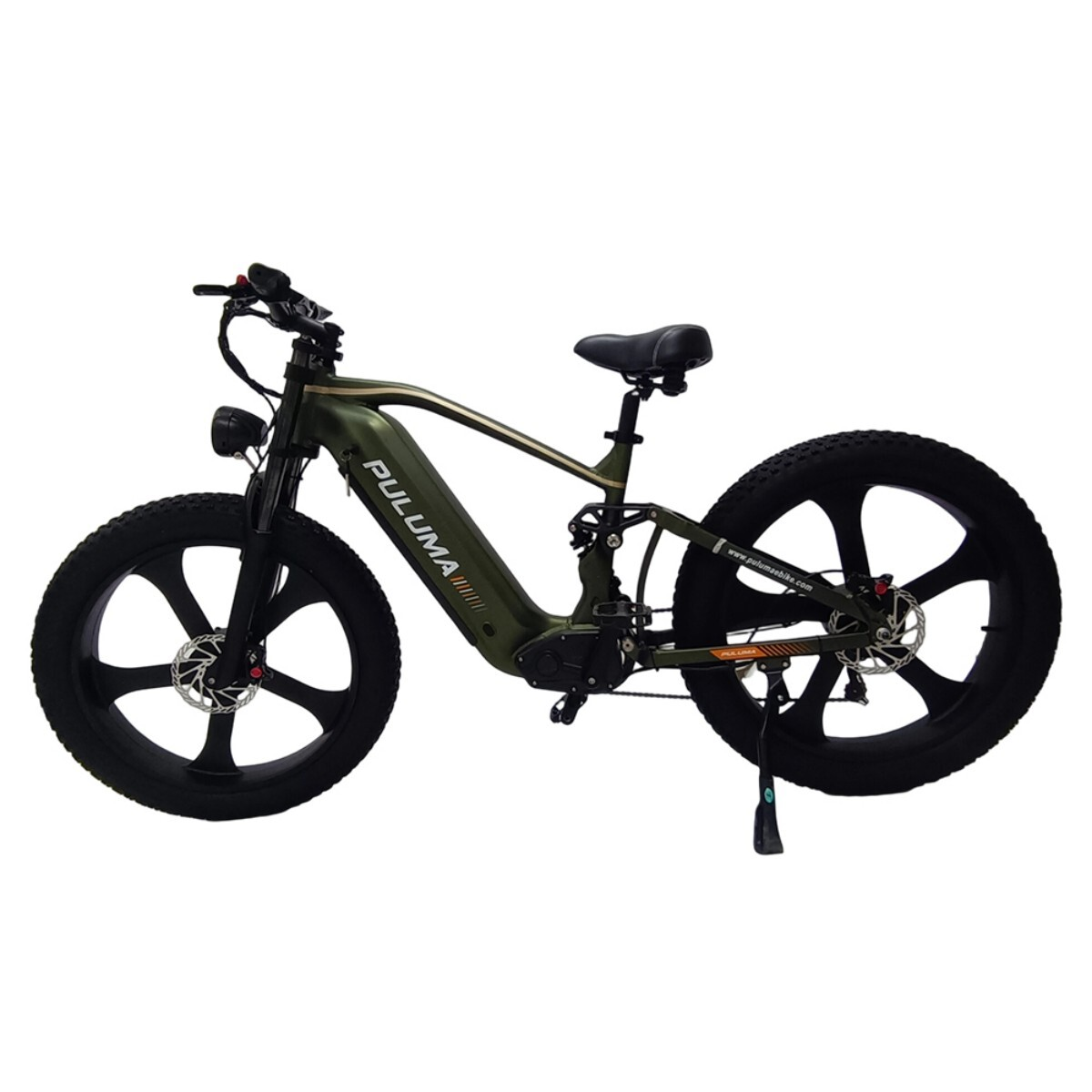 Zielony rower elektryczny typu fatbike z czarnym siodełkiem stoi na podpórce.