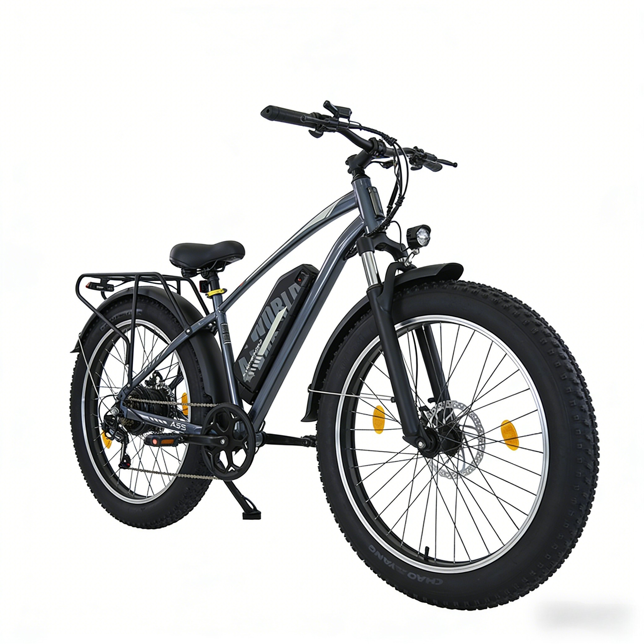 Szary rower elektryczny z szerokimi oponami i bagażnikiem na białym tle.