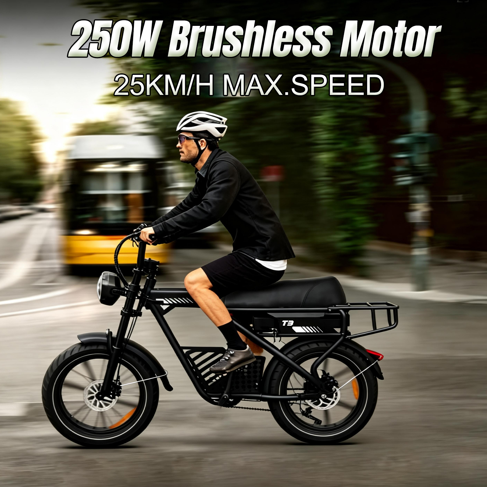 Mężczyzna jedzie czarnym e-bike, kask, okulary, autobus w tle.