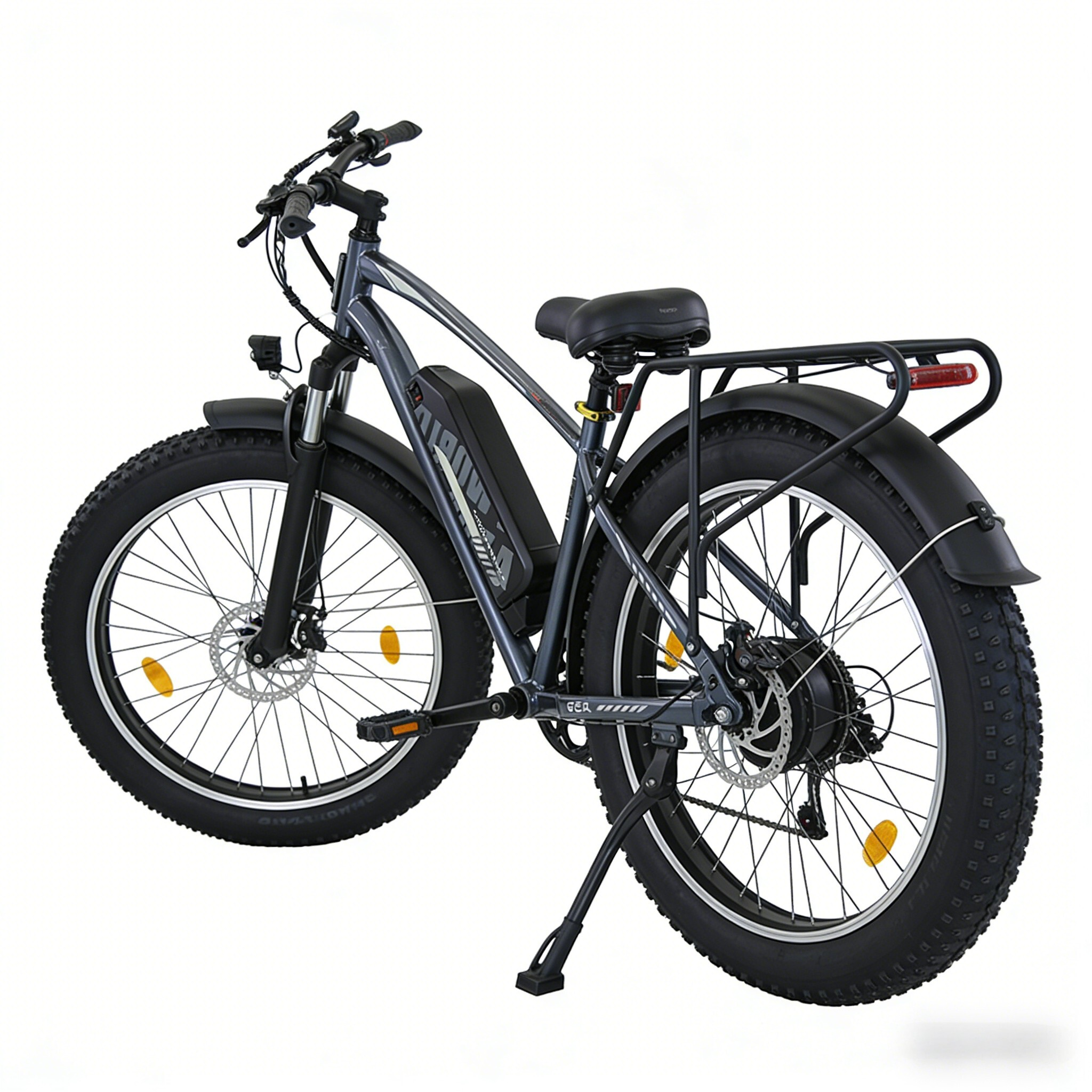 Szary rower elektryczny z grubymi oponami, bagażnikiem i baterią.