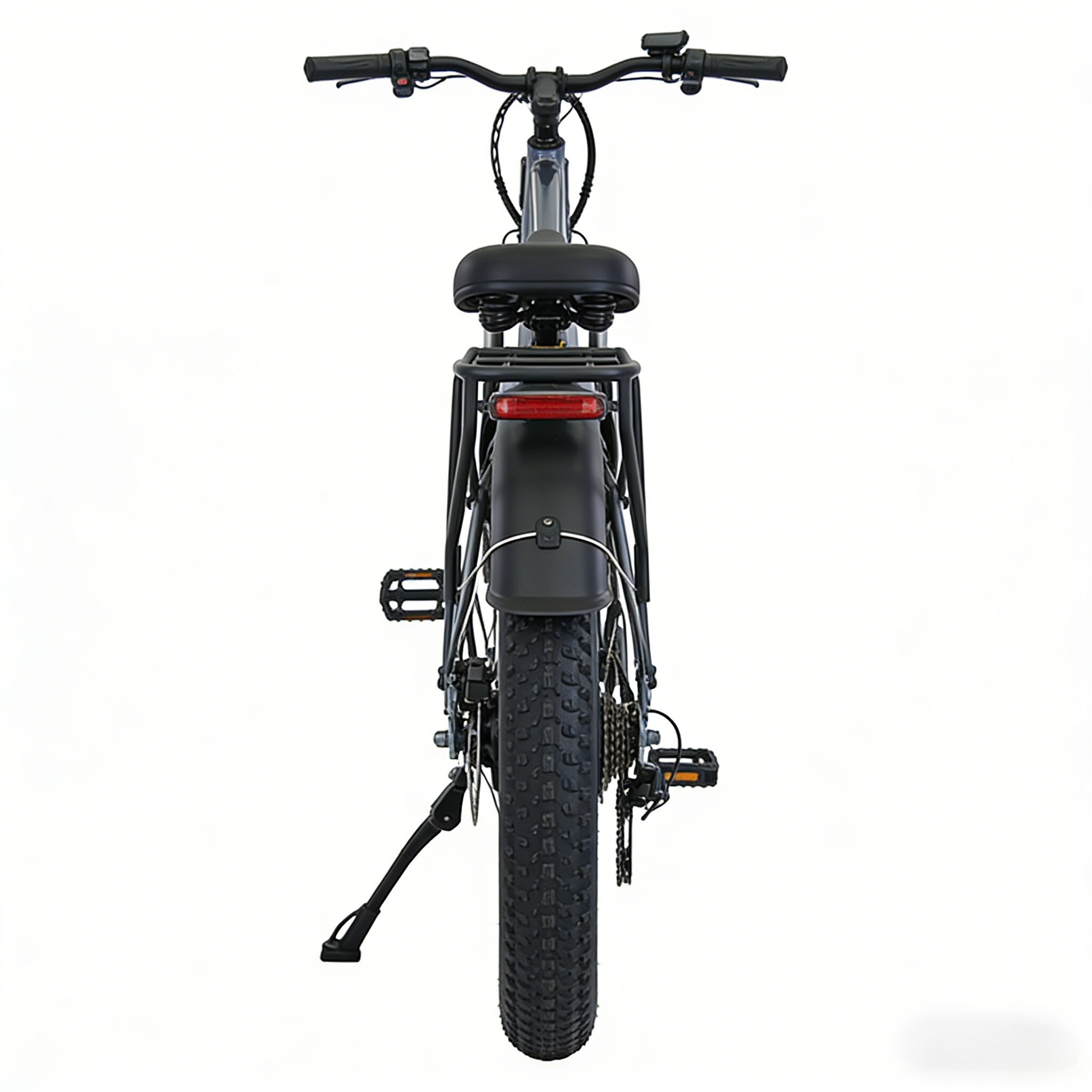 Widok z tyłu szarego roweru elektrycznego z grubymi oponami, bagażnikiem i tylnym światłem.